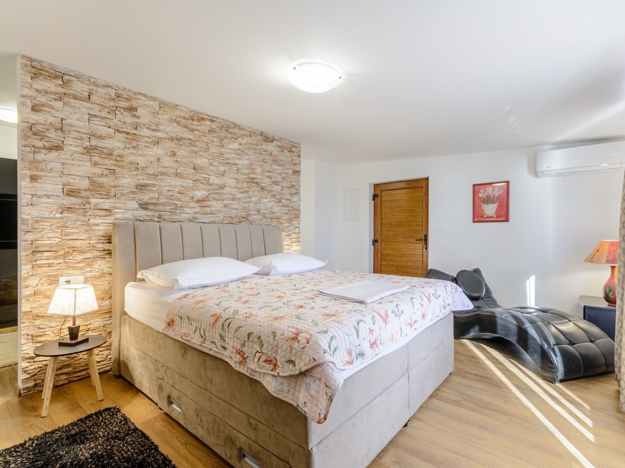 Villa mit vier Schlafzimmern und beheiztem Pool-Drinnen