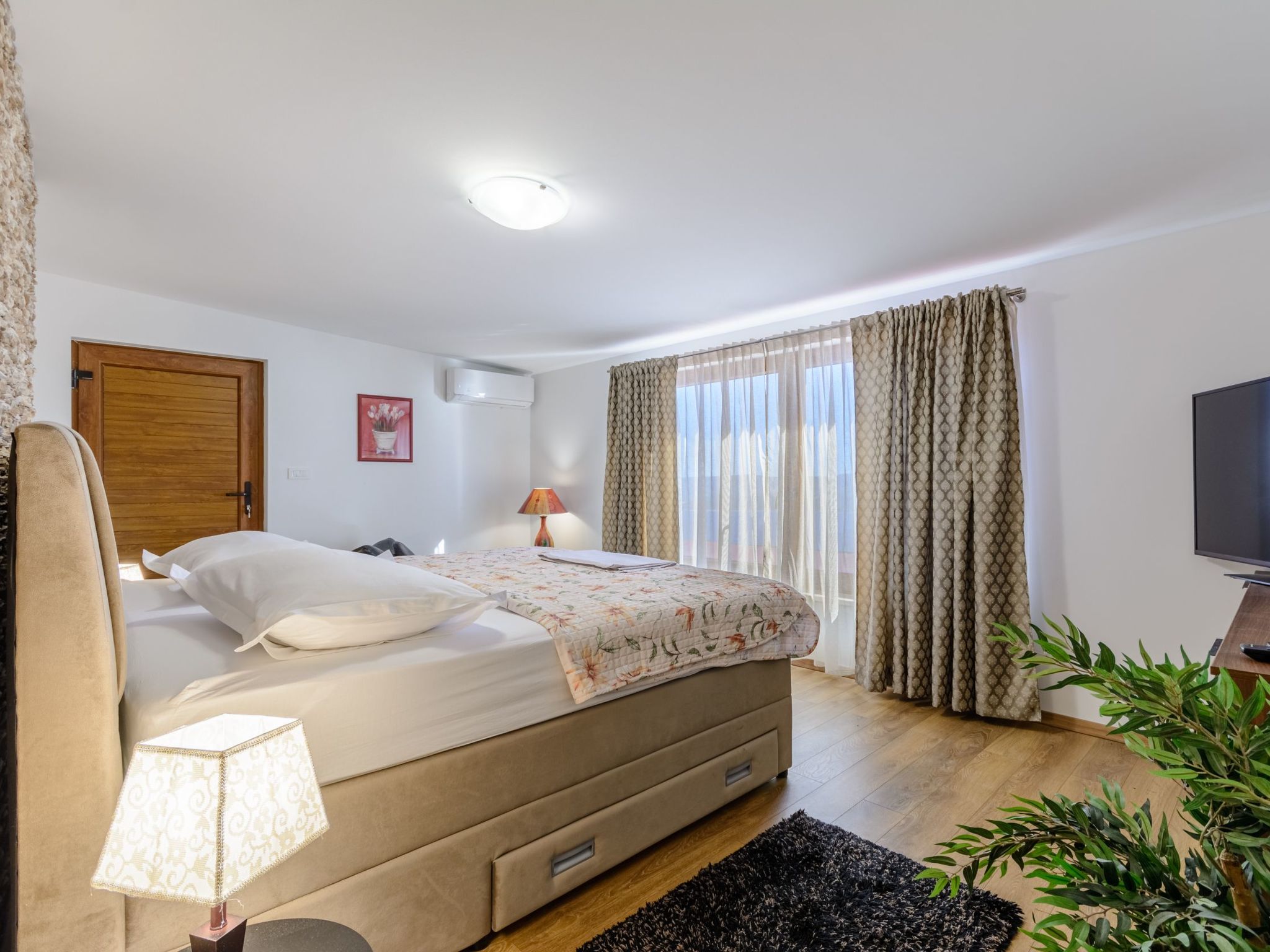 Villa mit vier Schlafzimmern und beheiztem Pool-Drinnen