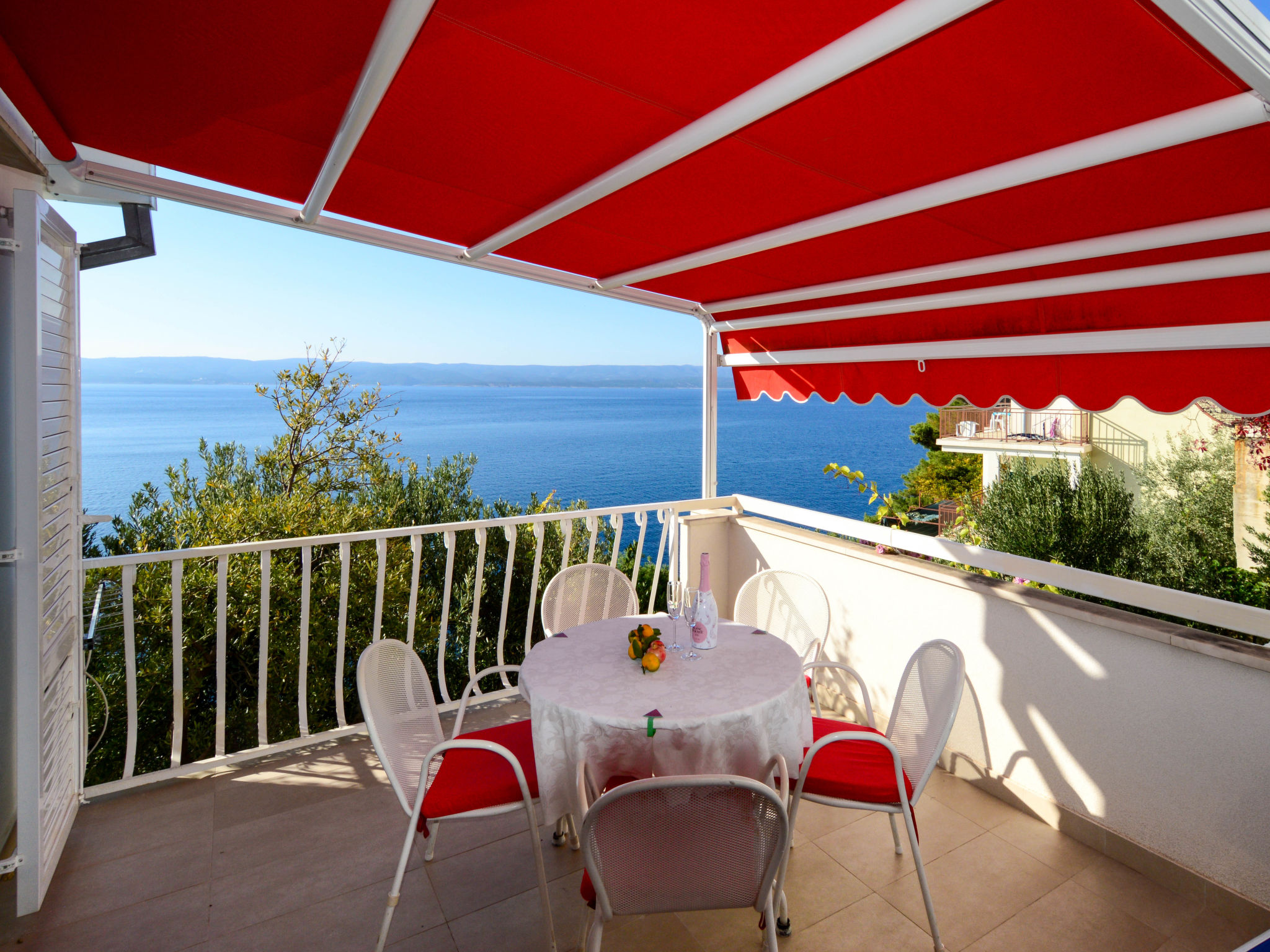 Appartement 3-kamers 50 m2 op 2 verdiepingen op de 1e verdieping. Woon-/eetkamer met 1 divanbed (140 cm, lengte 200 cm), TV (Flatscreen TV). Uitgang naar het terras. Open keuken (oven, 4 keramische gl..