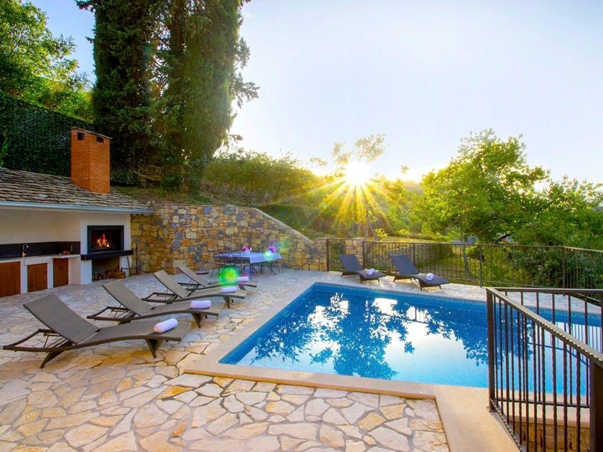 Villa Mosor mit beheiztem Salzwasserpool und Sauna-Drinnen