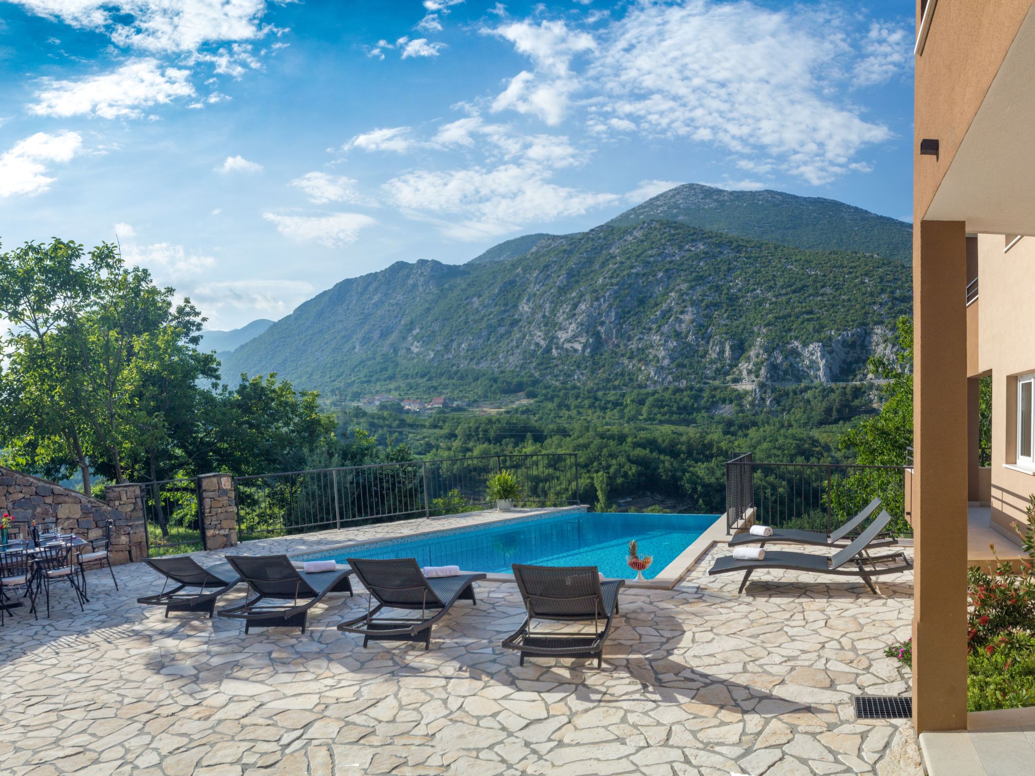 Villa Mosor mit beheiztem Salzwasserpool und Sauna-Drinnen