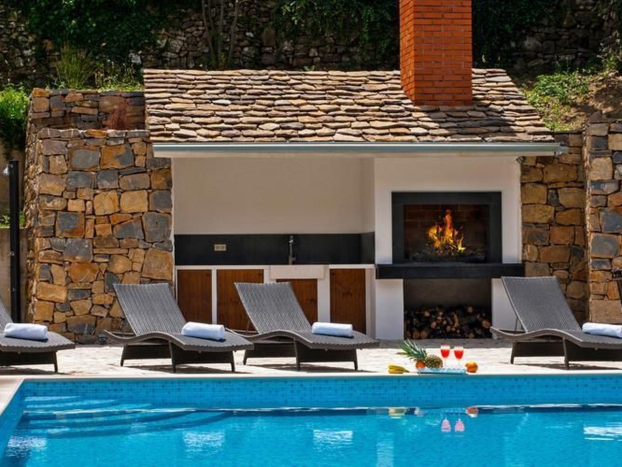 Villa Mosor mit beheiztem Salzwasserpool und Sauna-Drinnen