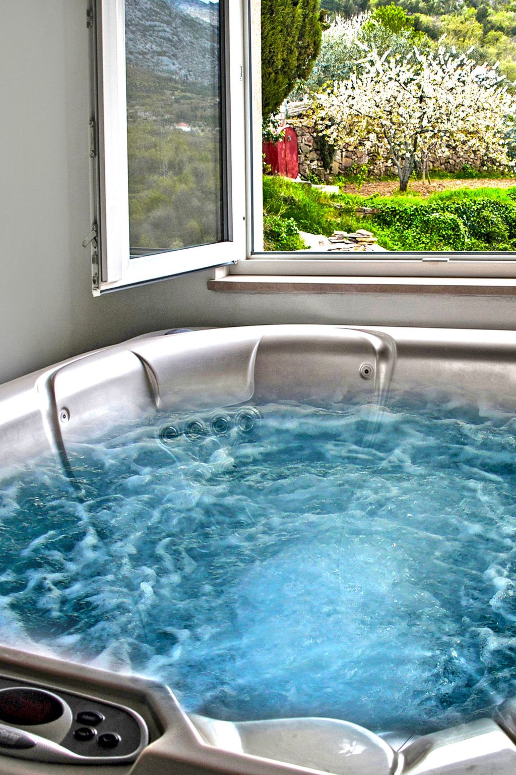 Villa Mosor mit beheiztem Salzwasserpool und Sauna-Drinnen