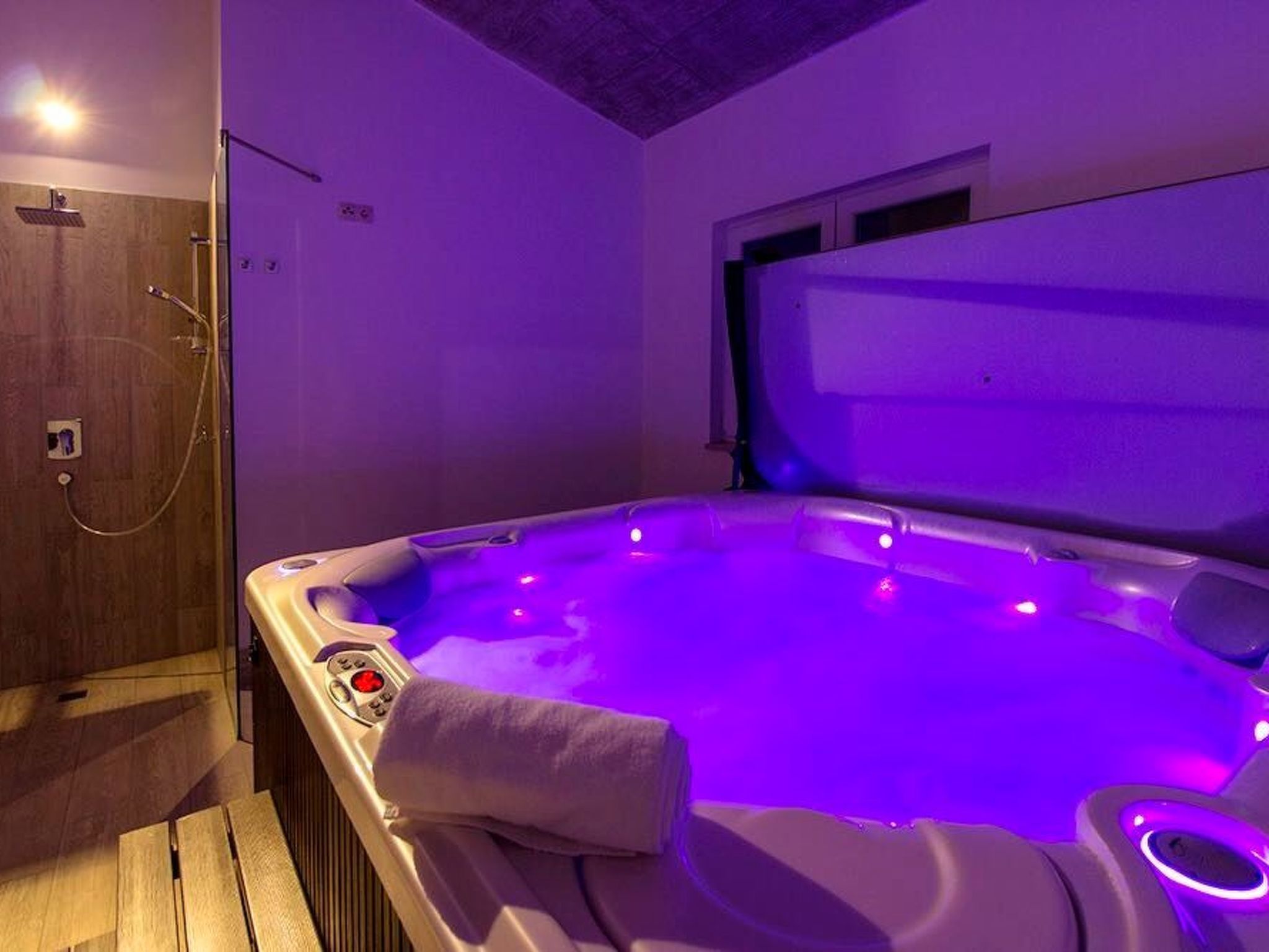 Villa Mosor mit beheiztem Salzwasserpool und Sauna-Drinnen