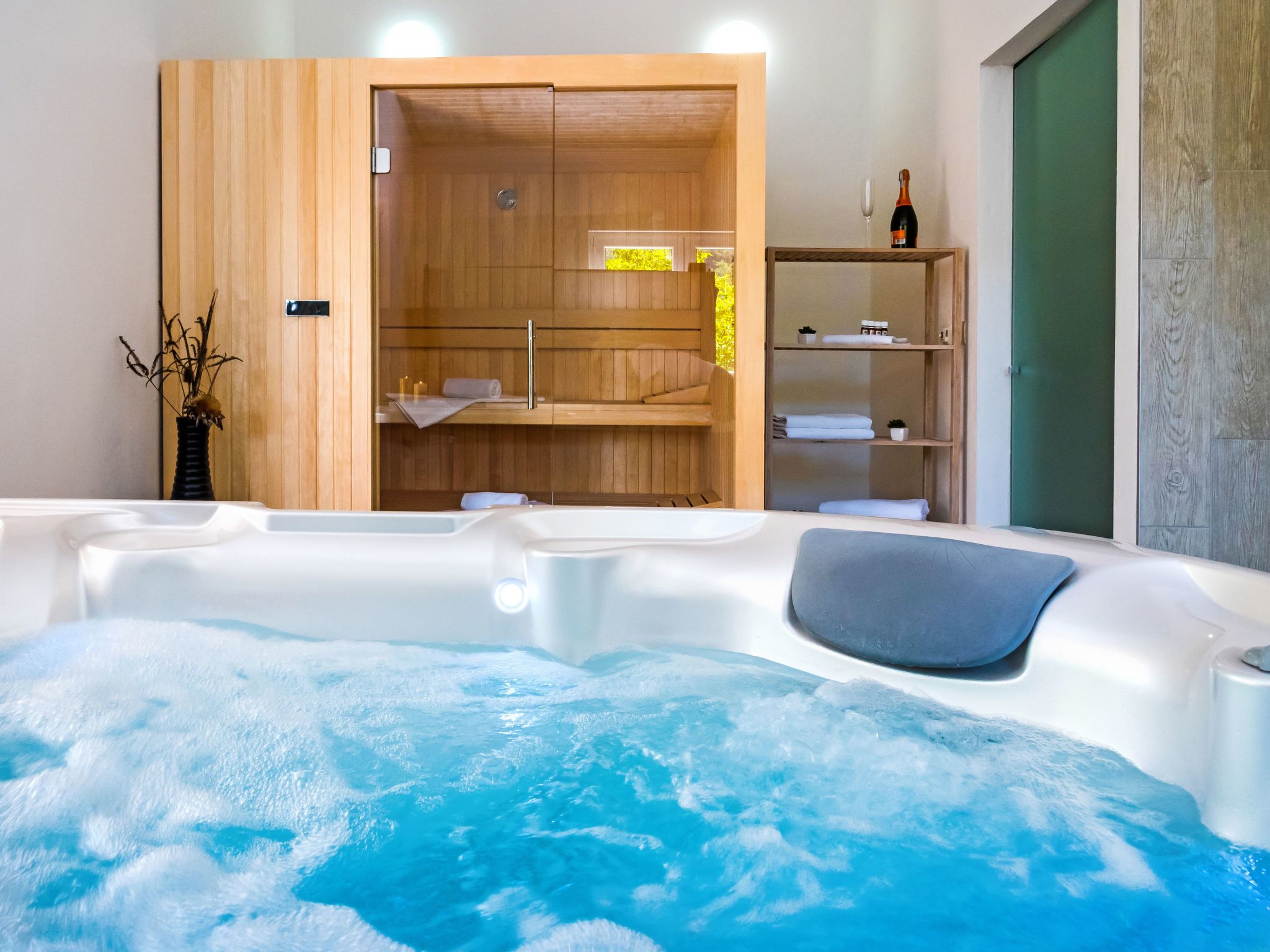 Villa Mosor mit beheiztem Salzwasserpool und Sauna-Drinnen