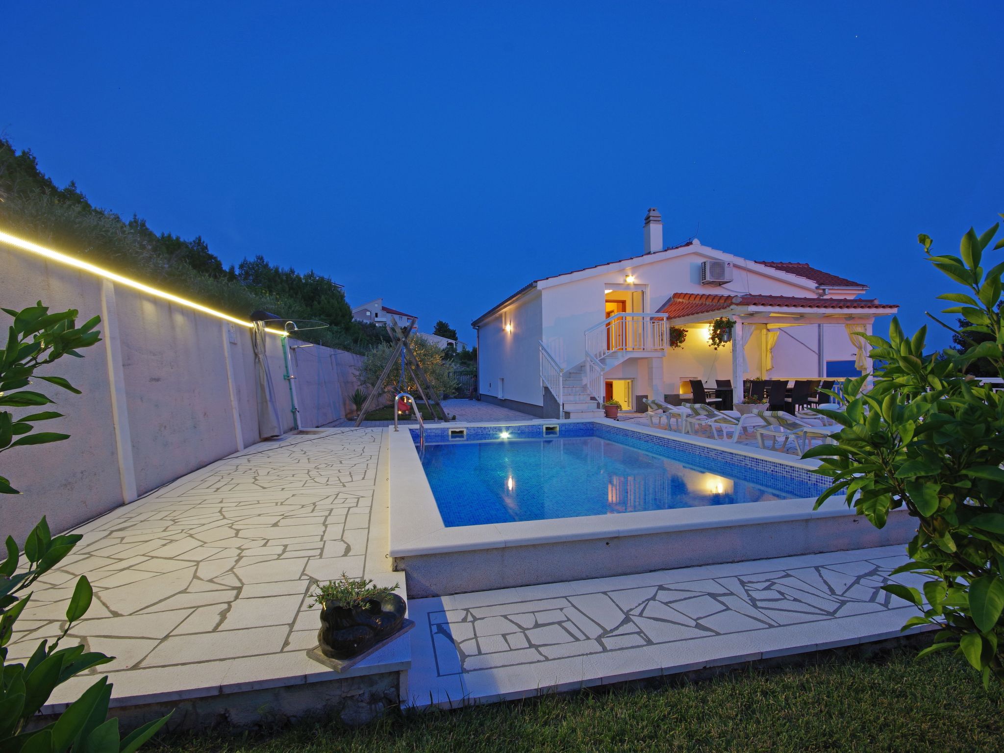 Vakantiehuis met privé zwembad in Omis/Lokva Rogoznica (Kroatië) voor 12 personen