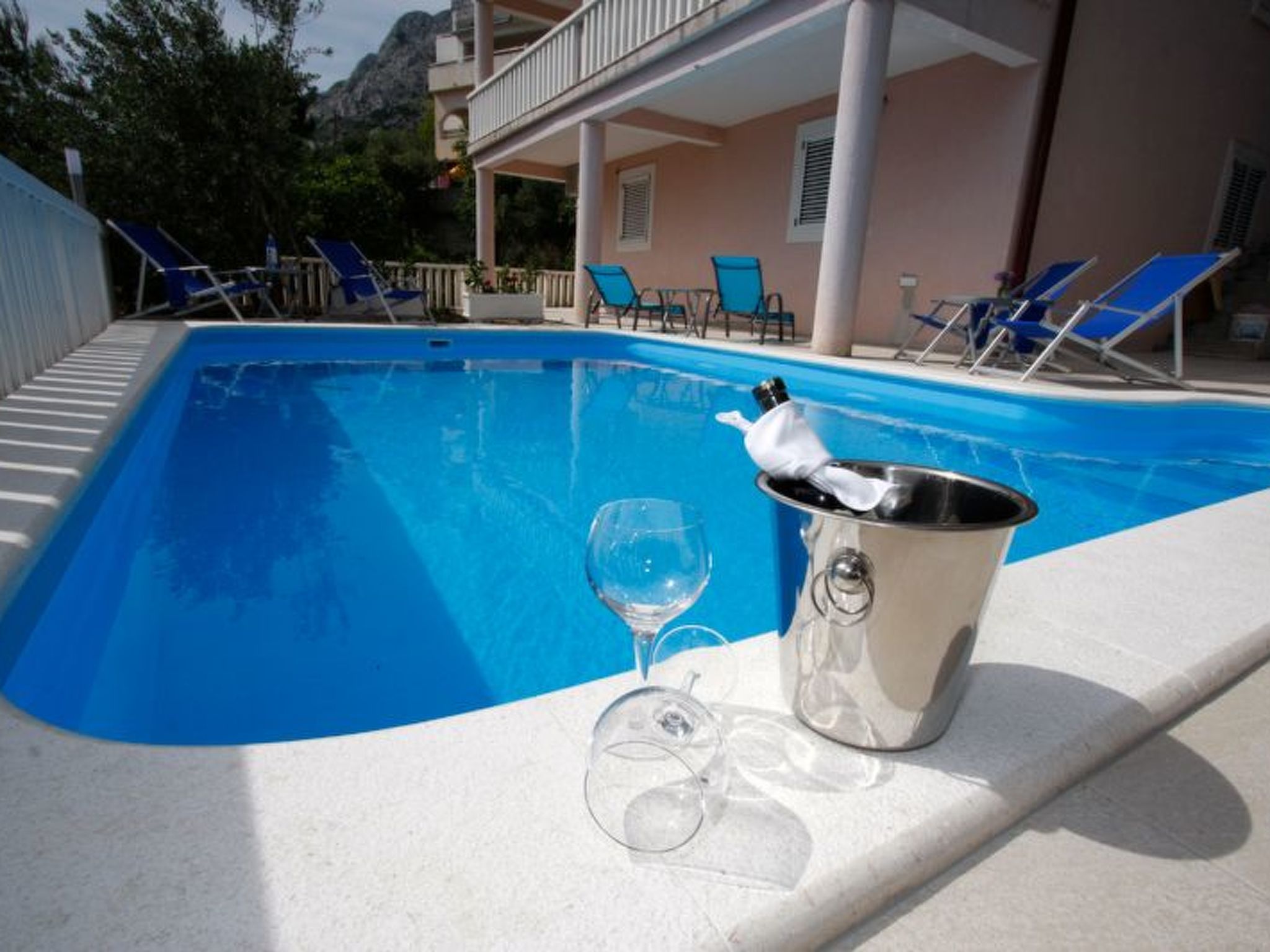 Mit zwei Schlafzimmern und Pool