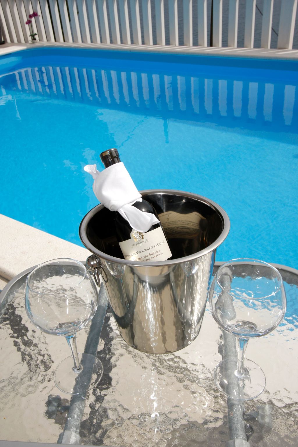 Mit zwei Schlafzimmern und Pool