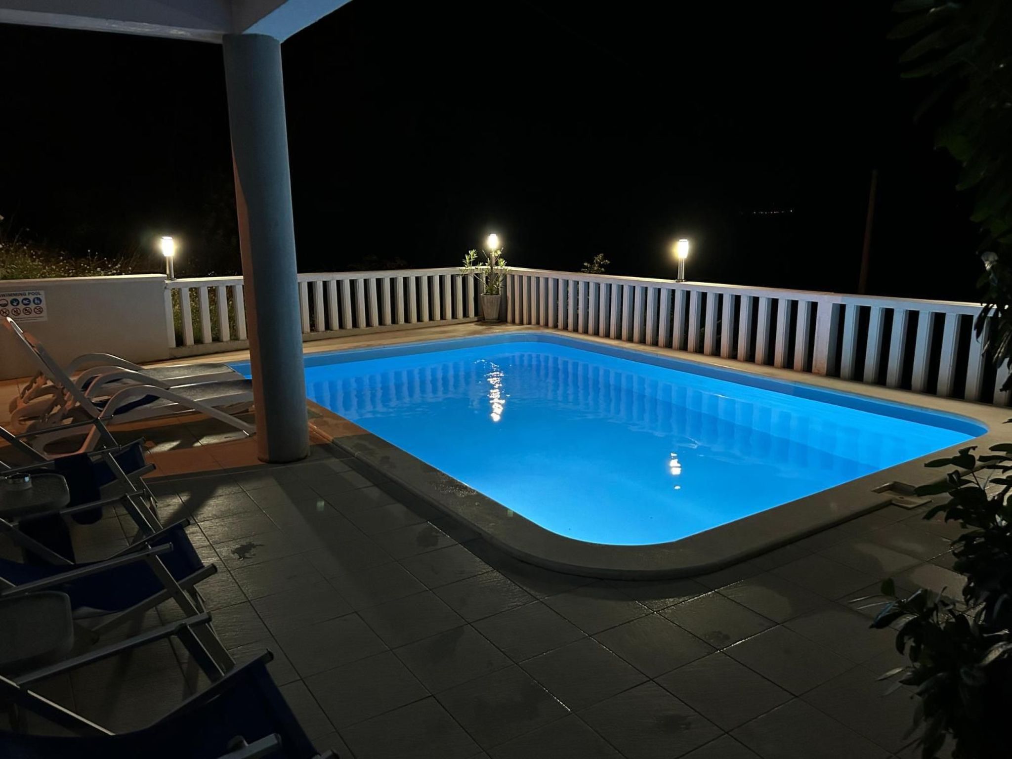 Mit zwei Schlafzimmern und Pool