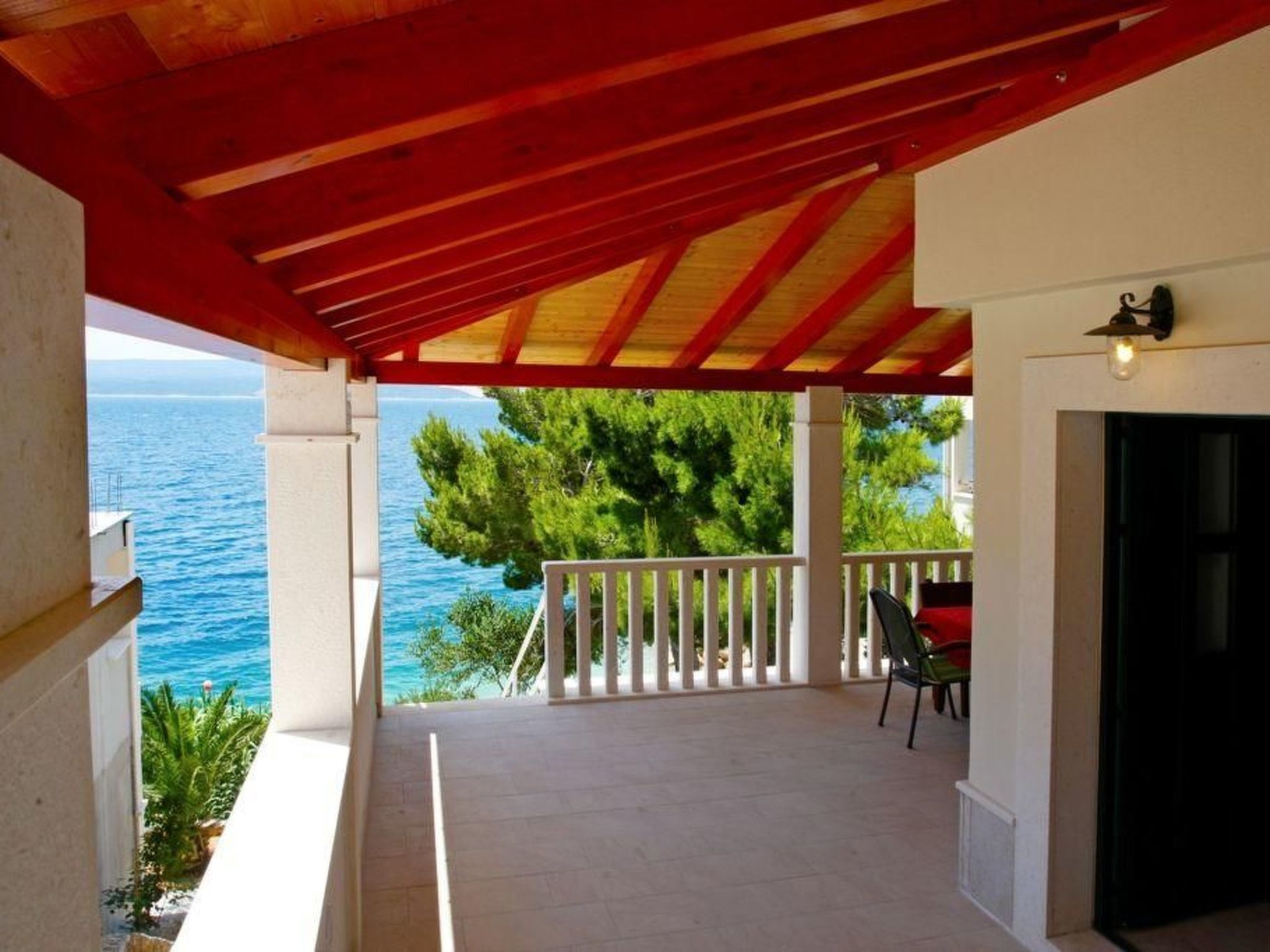 Mit Blick auf das Wasser