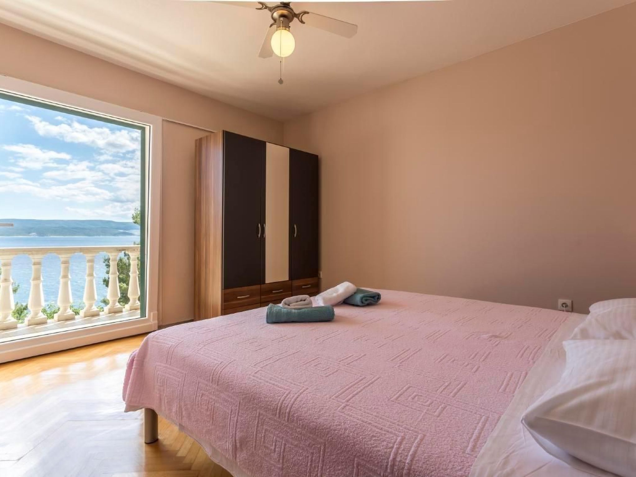 Charmantes Ferienhaus in Medići mit Privatem Pool-Dedans