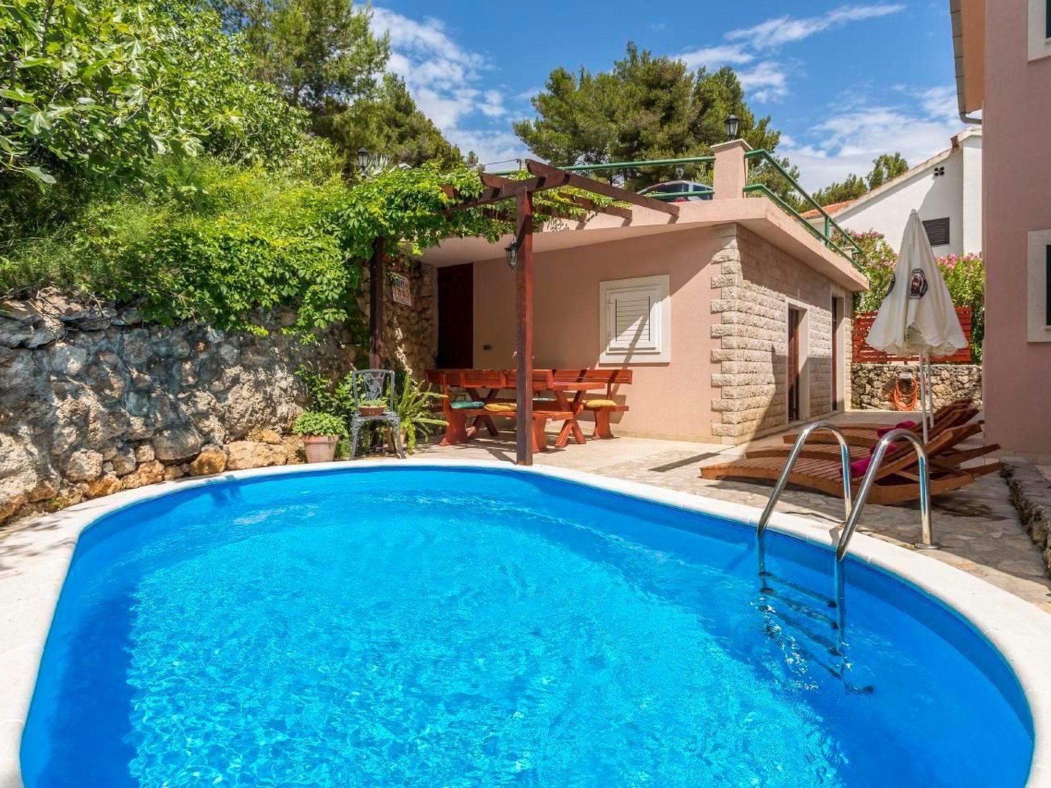 Charmantes Ferienhaus in Medići mit Privatem Pool-Dedans