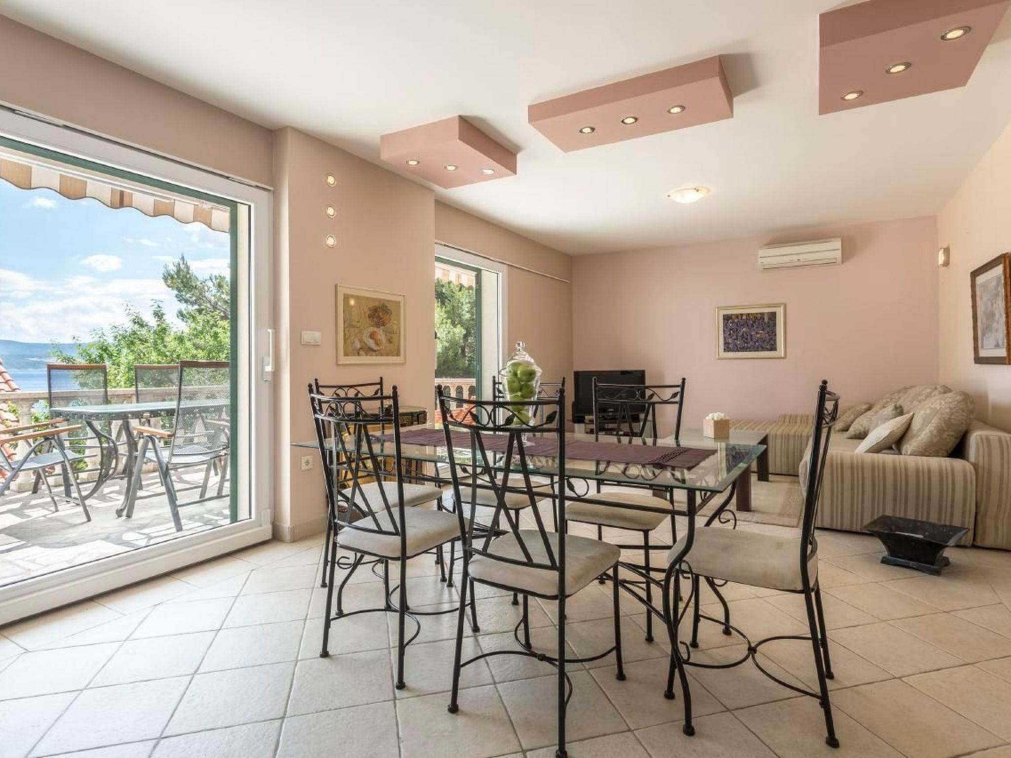 Charmantes Ferienhaus in Medići mit Privatem Pool-Dedans