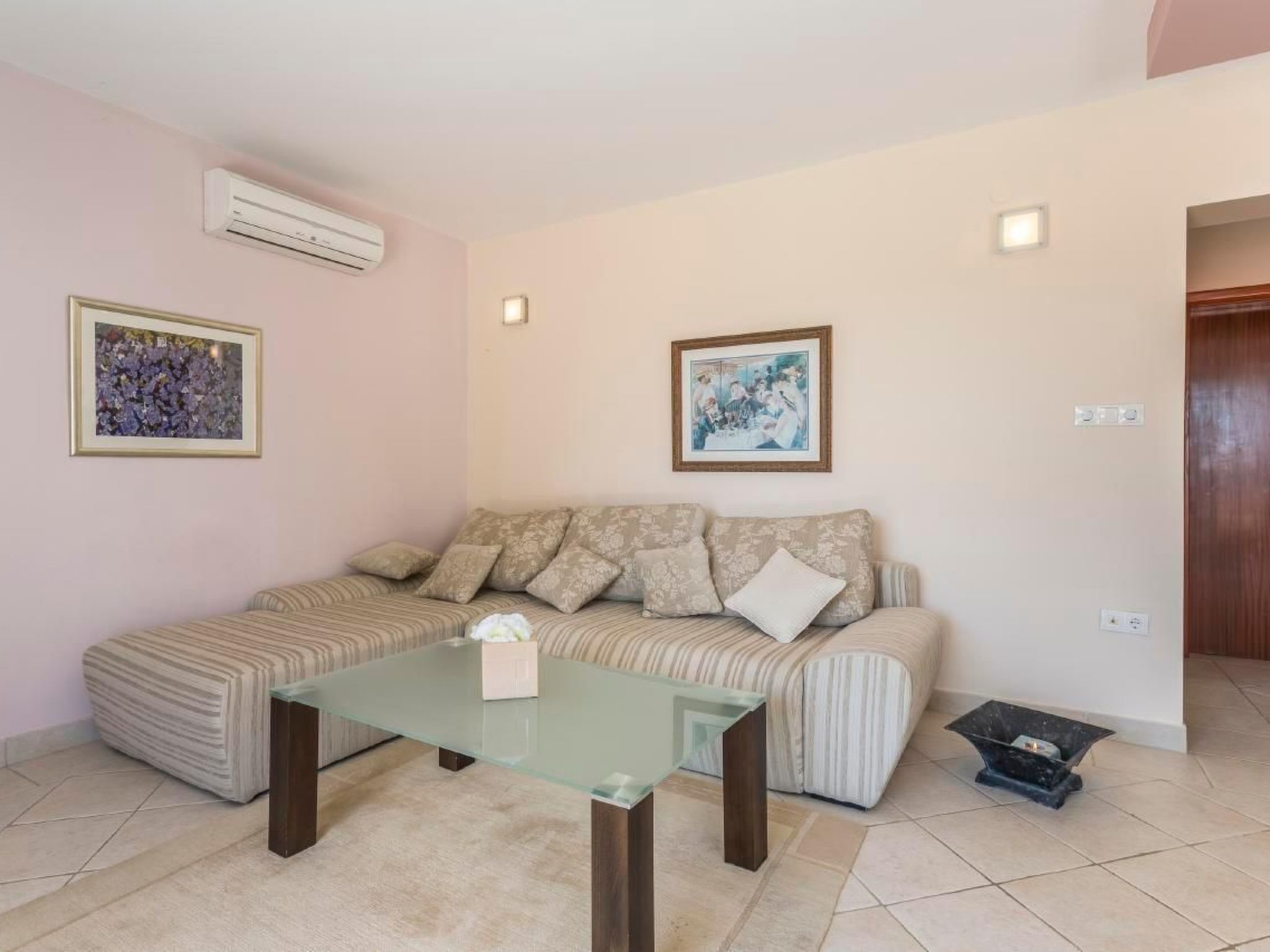 Charmantes Ferienhaus in Medići mit Privatem Pool-Dedans