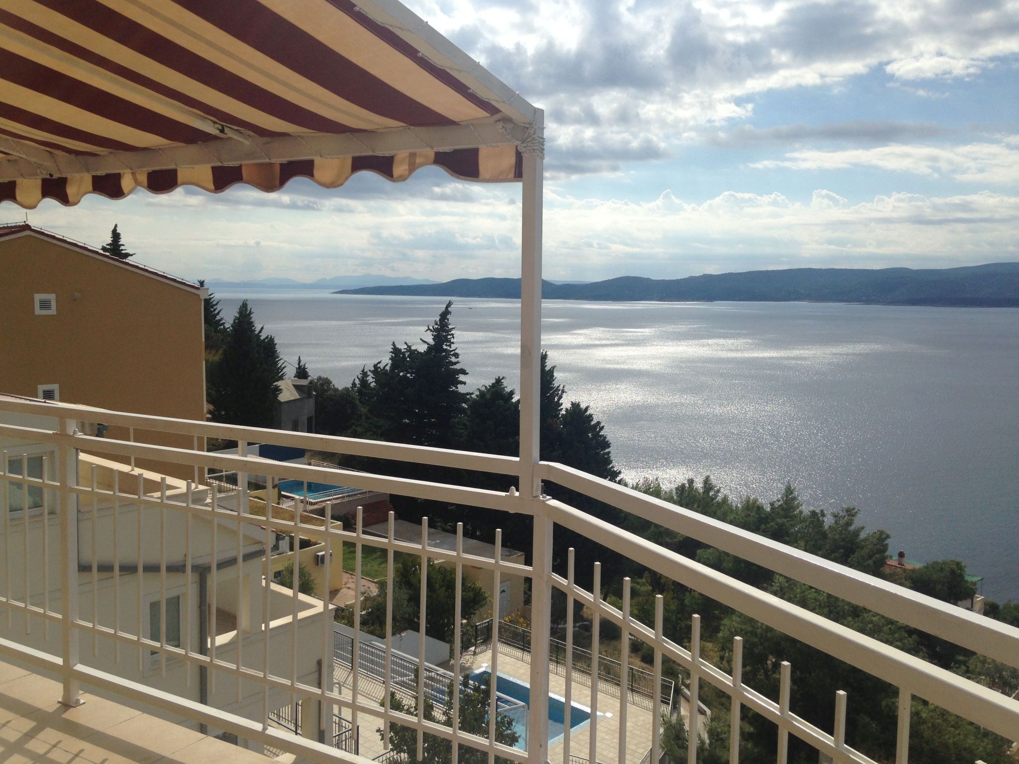 Appartement mit Blick auf das Wasser-Image-tags.info