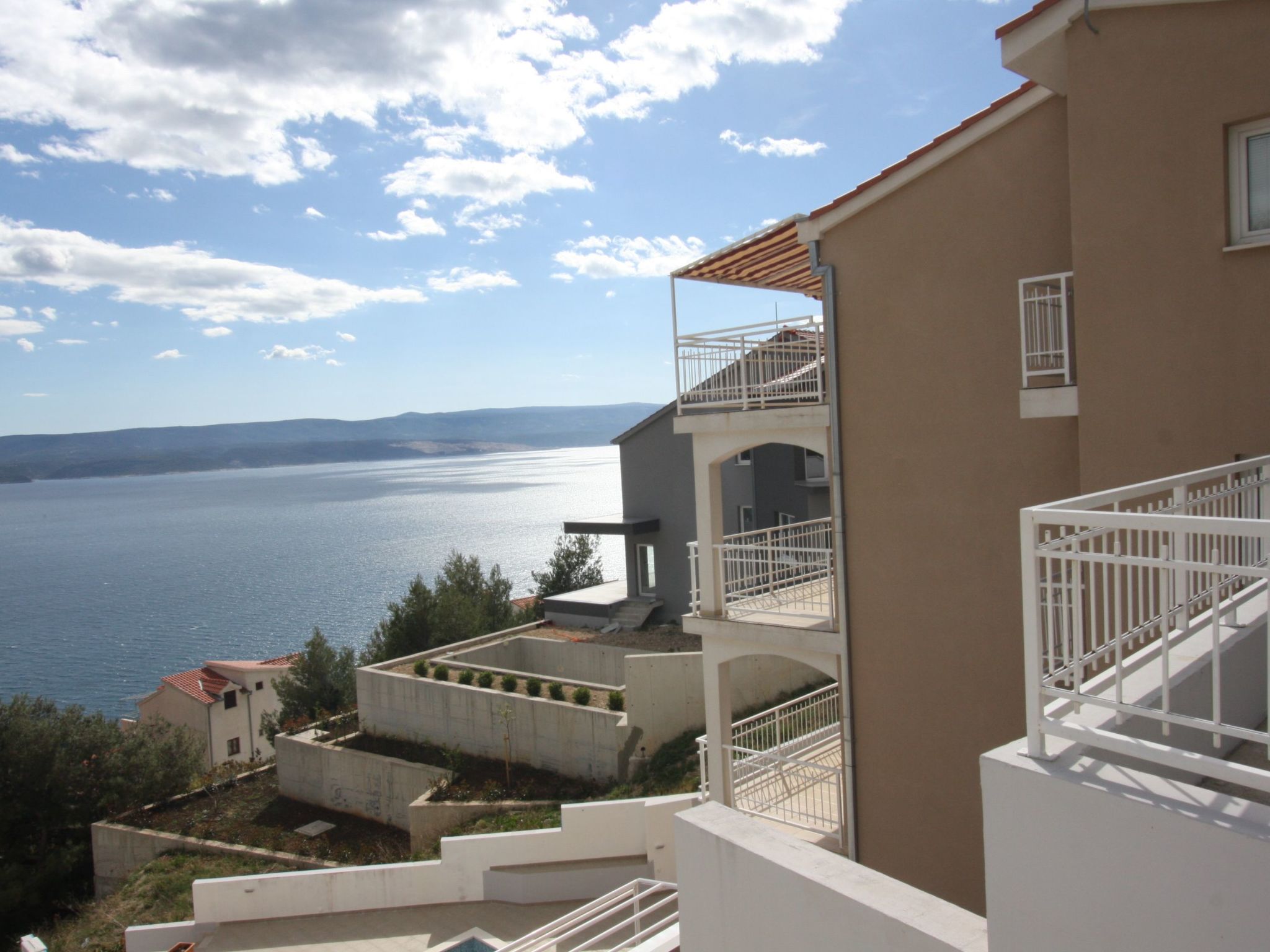 Appartement mit Blick auf das Wasser-Image-tags.info