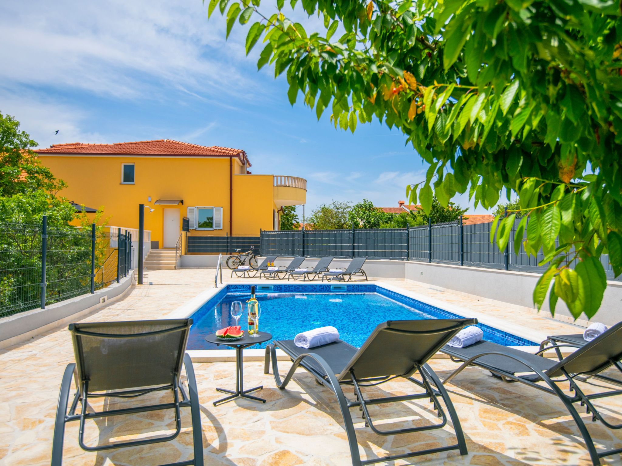 Villa "Mile" mit beheiztem Pool, Grill und Terrasse-Dedans