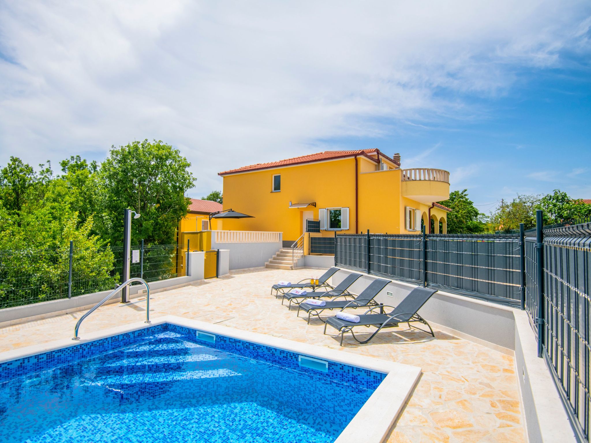 Villa "Mile" mit beheiztem Pool, Grill und Terrasse-Dedans