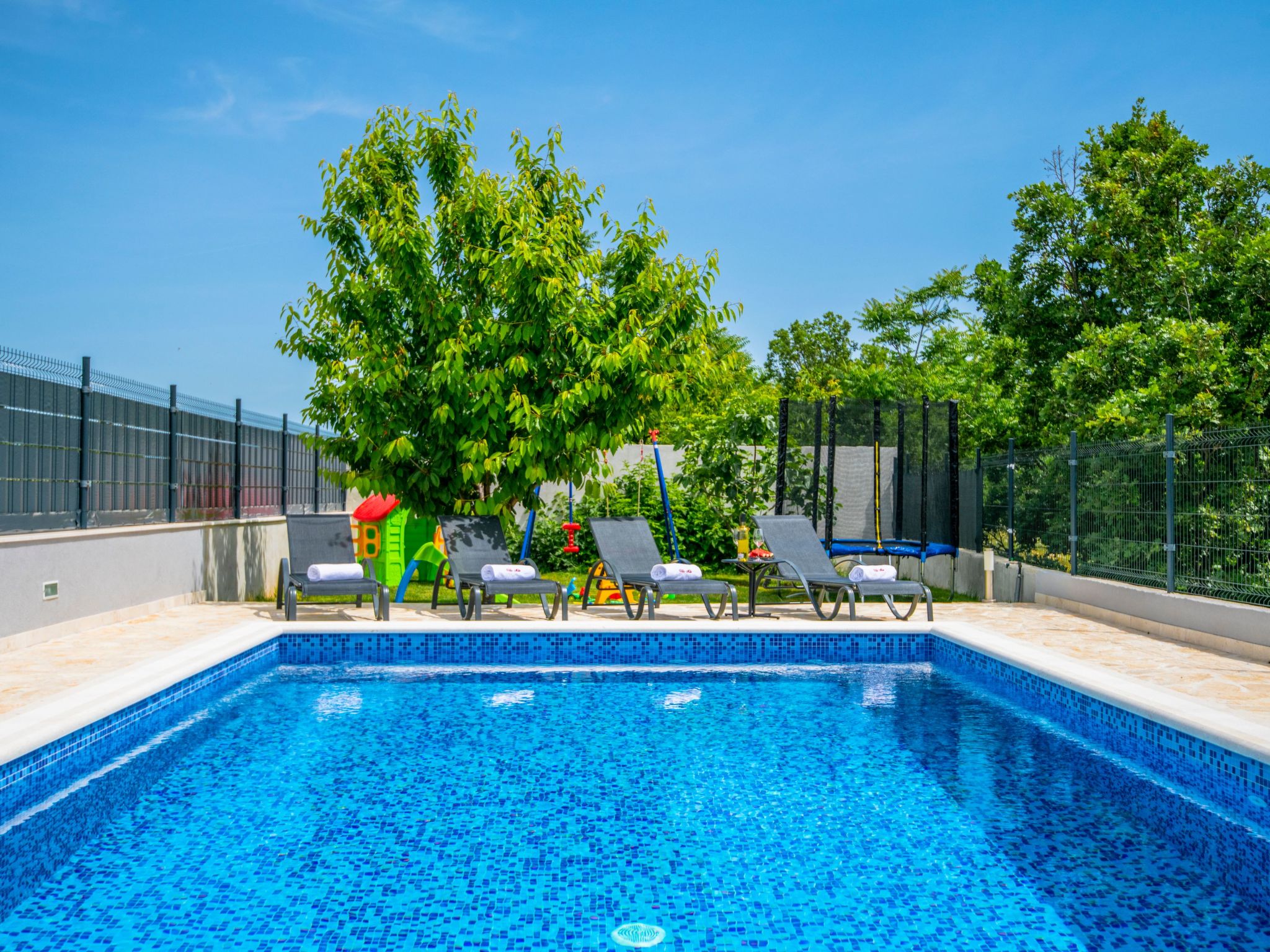 Villa "Mile" mit beheiztem Pool, Grill und Terrasse-Dedans