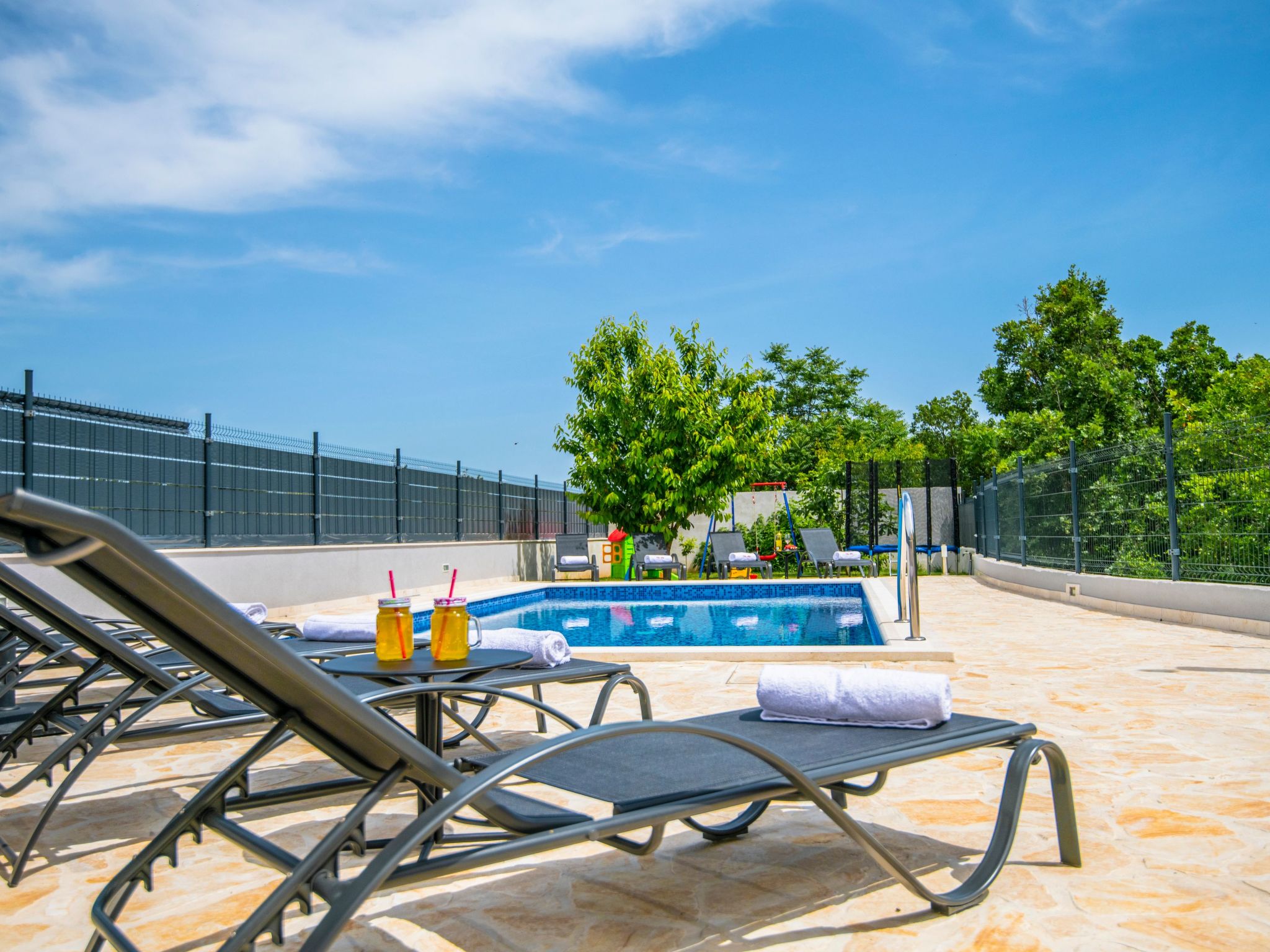 Villa "Mile" mit beheiztem Pool, Grill und Terrasse-Dedans