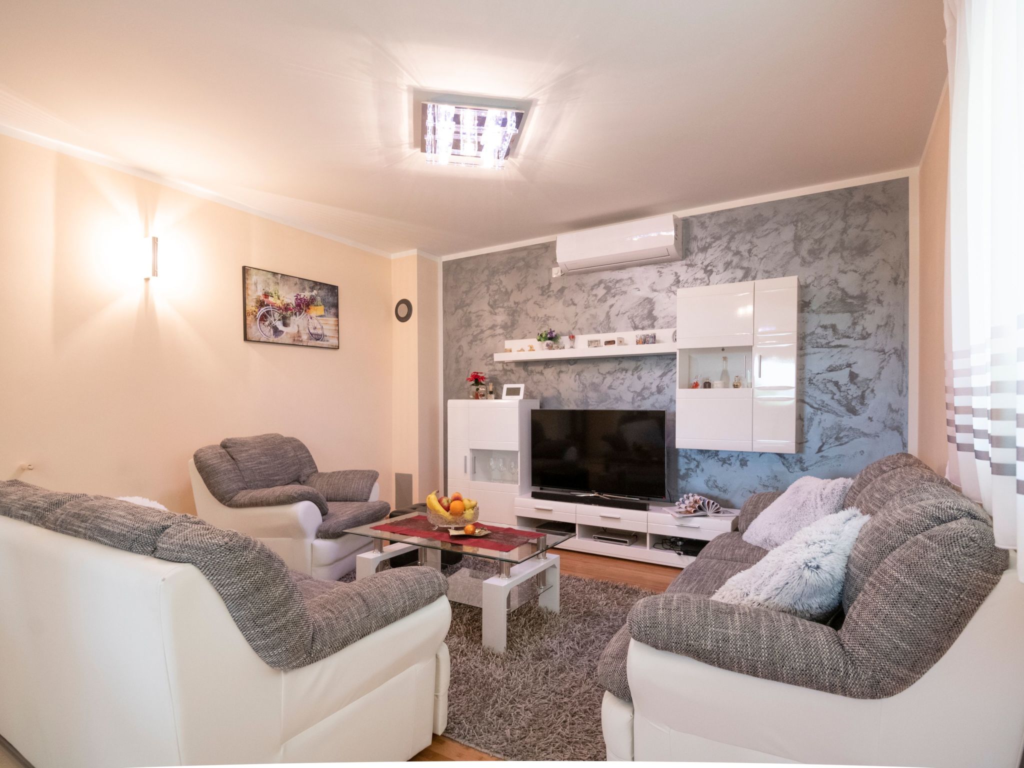 Villa "Mile" mit beheiztem Pool, Grill und Terrasse-Dedans