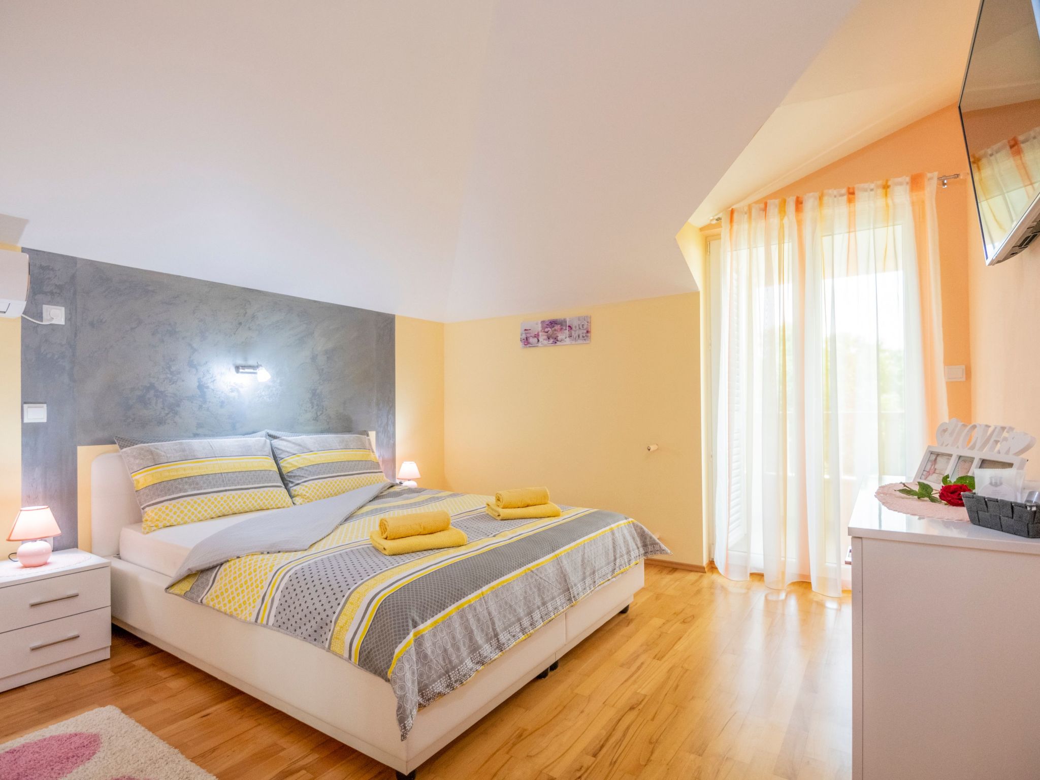 Villa "Mile" mit beheiztem Pool, Grill und Terrasse-Dedans