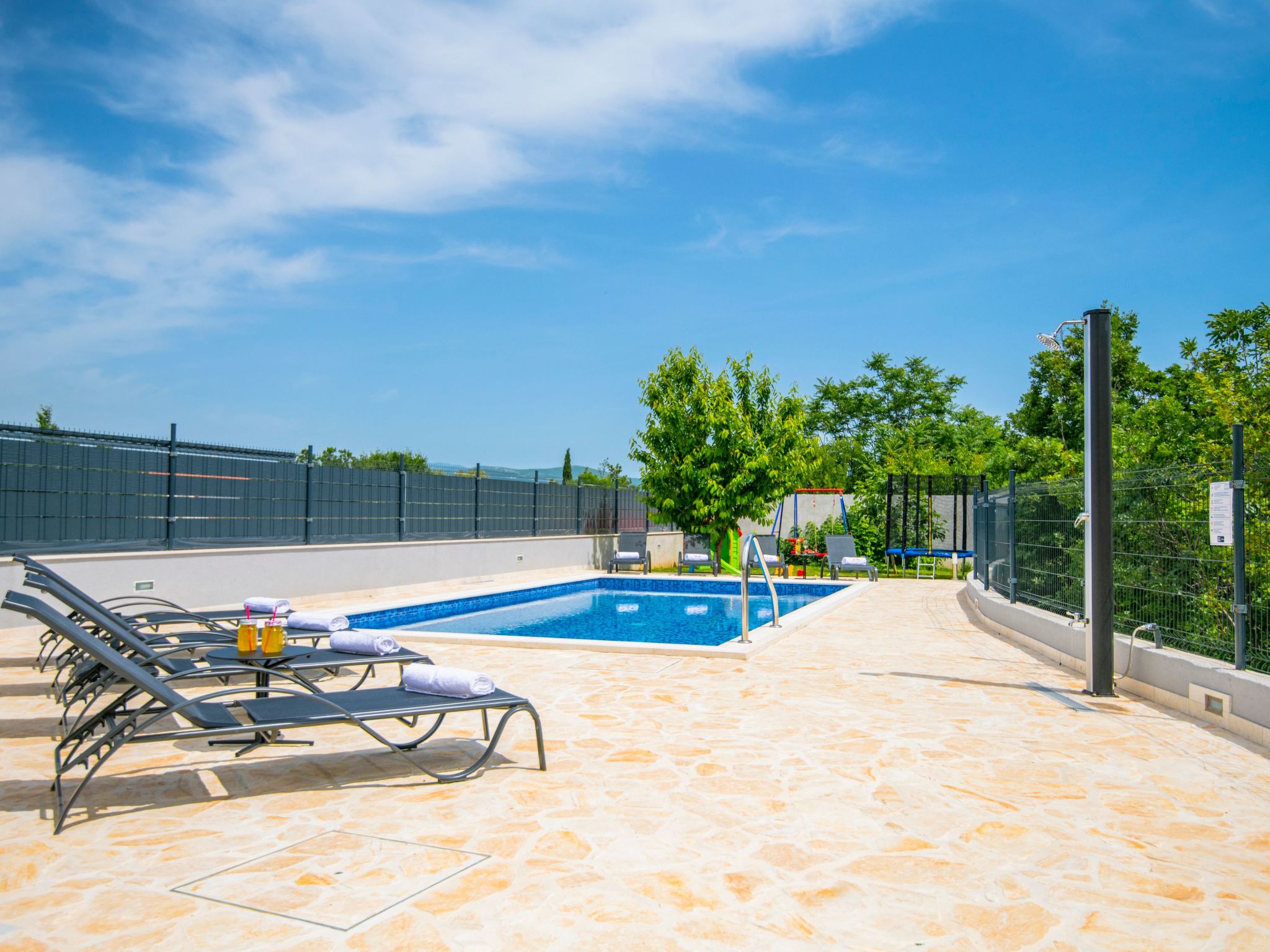 Villa "Mile" mit beheiztem Pool, Grill und Terrasse-Dedans