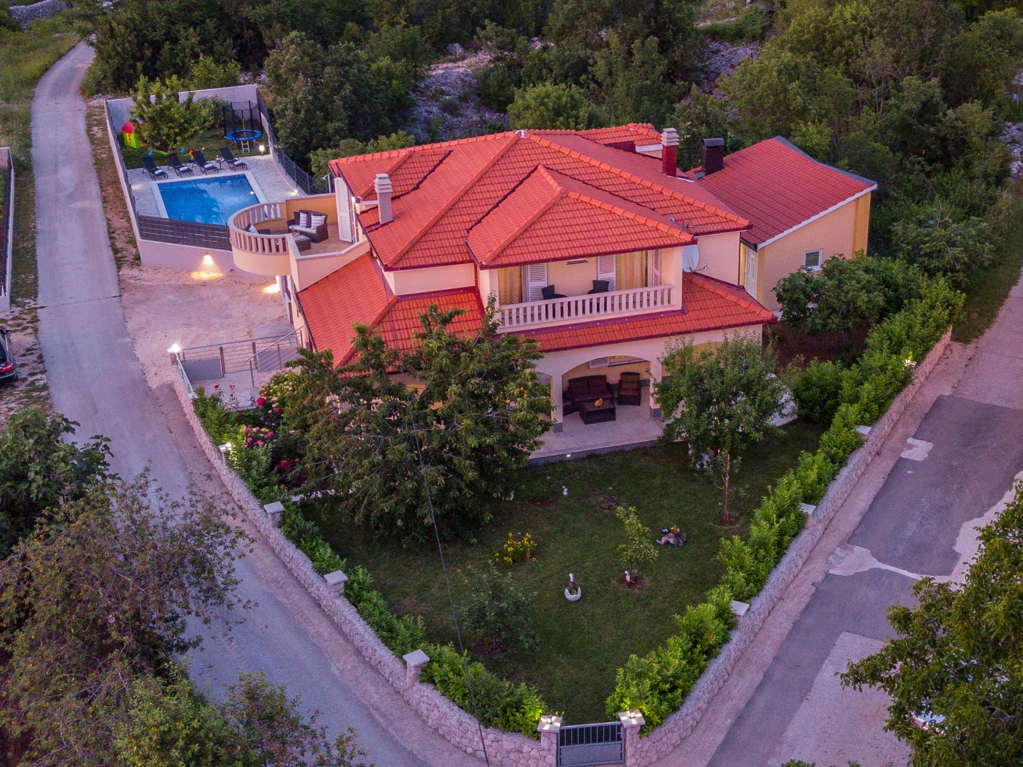 Villa "Mile" mit beheiztem Pool, Grill und Terrasse-Dedans