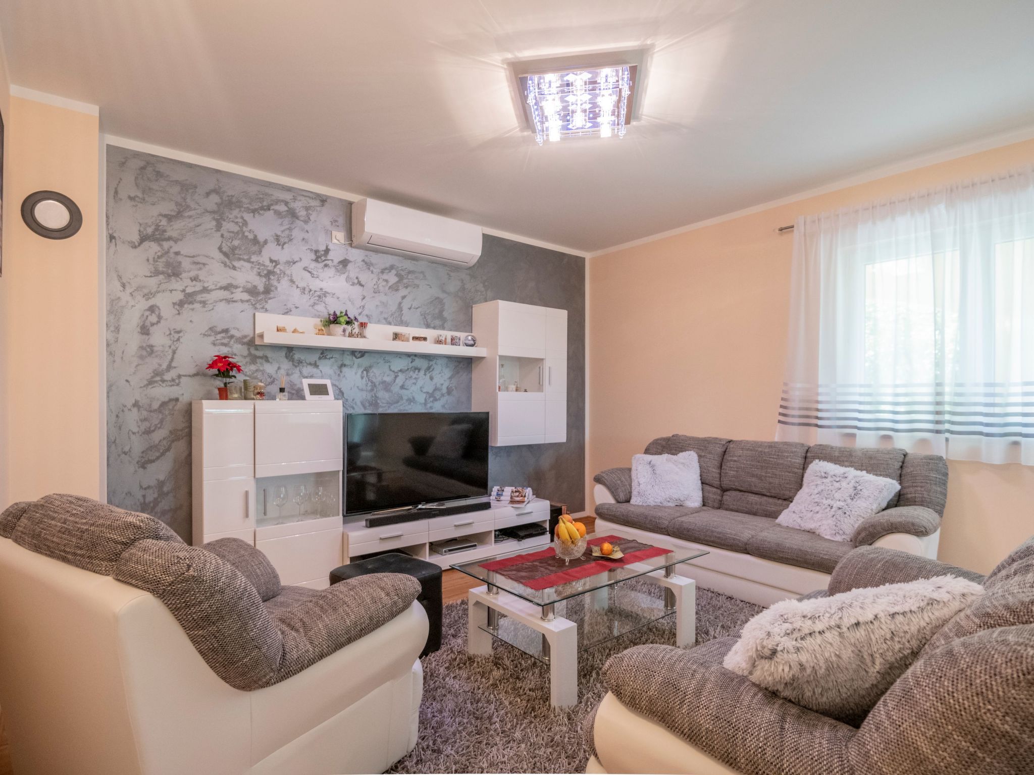 Villa "Mile" mit beheiztem Pool, Grill und Terrasse-Dedans