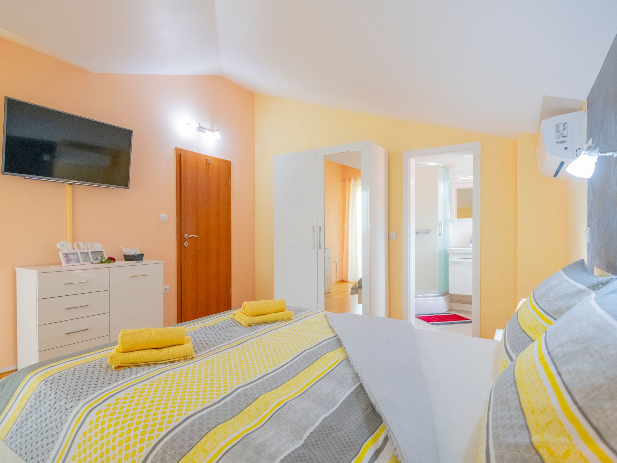 Villa "Mile" mit beheiztem Pool, Grill und Terrasse-Dedans