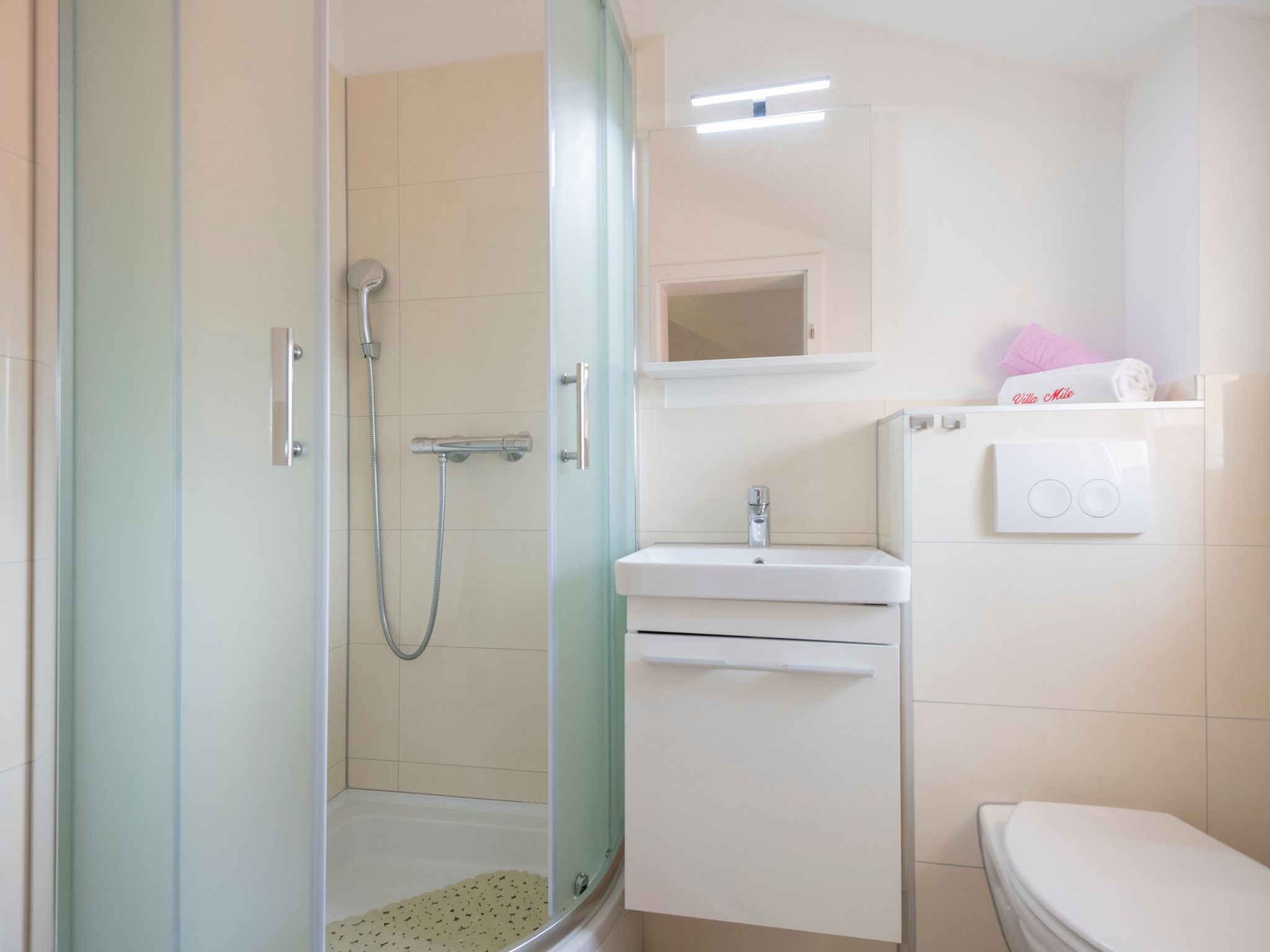 Villa "Mile" mit beheiztem Pool, Grill und Terrasse-Dedans