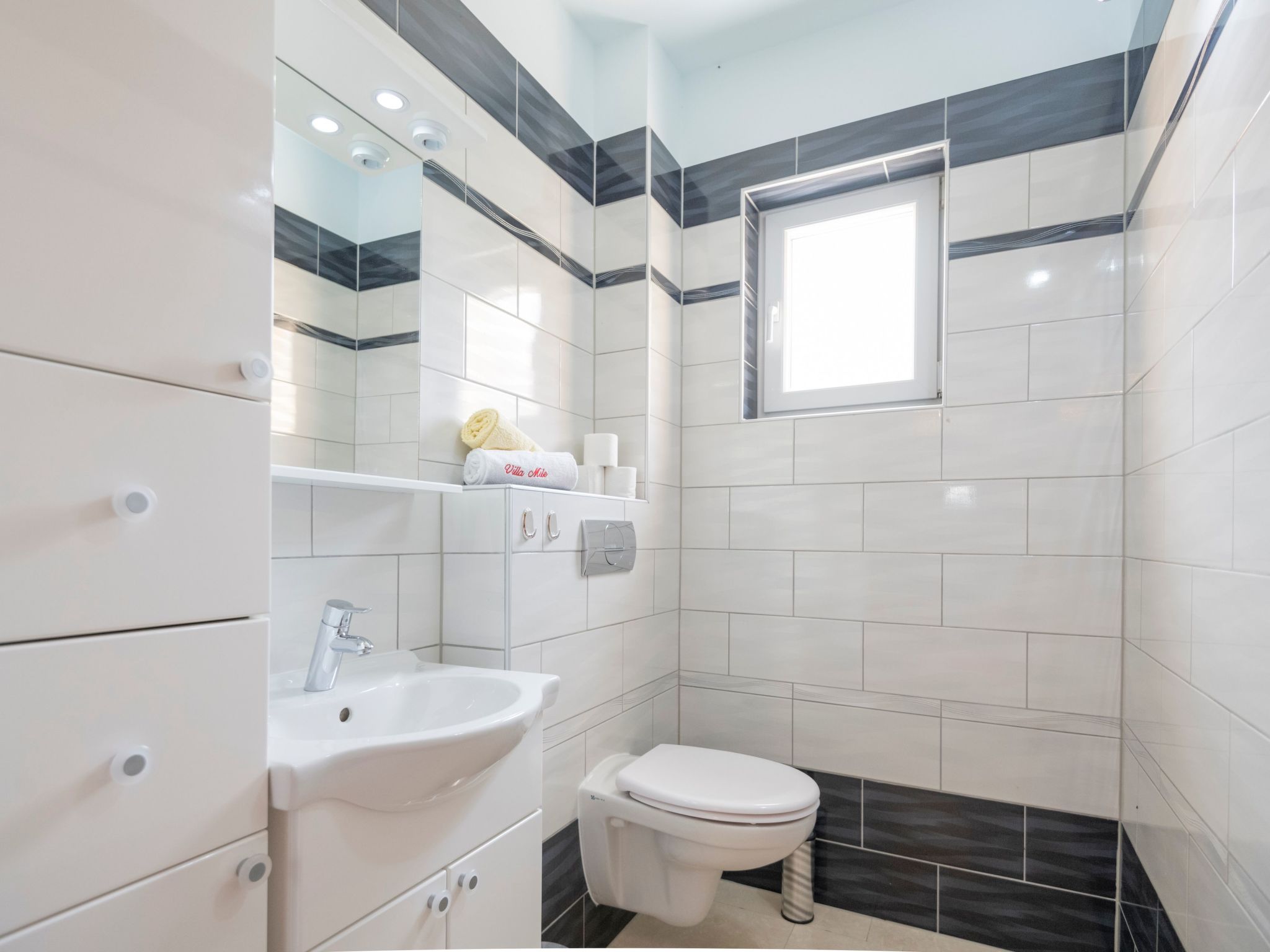 Villa "Mile" mit beheiztem Pool, Grill und Terrasse-Dedans