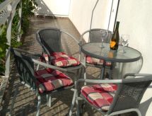in Katuni mit privatem Parkplatz