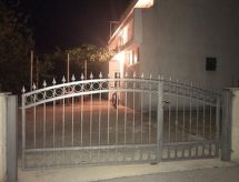 in Katuni mit privatem Parkplatz