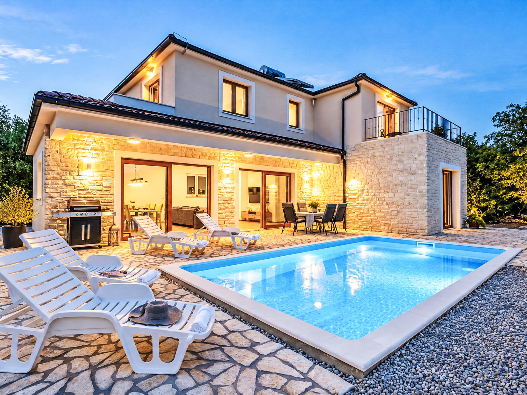 Alleinstehende Villa Slime mit Pool und Garten