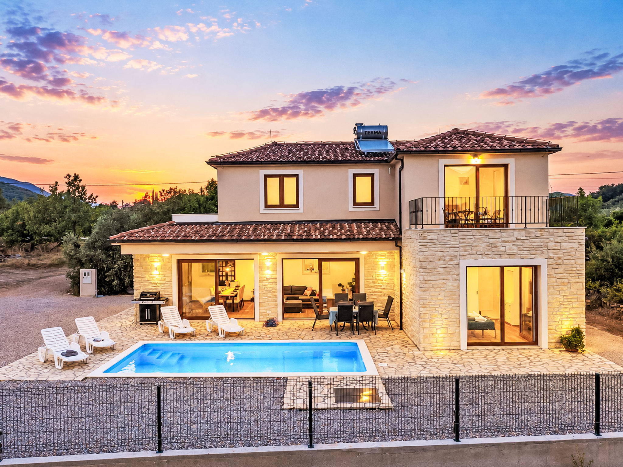 Alleinstehende Villa Slime mit Pool und Garten