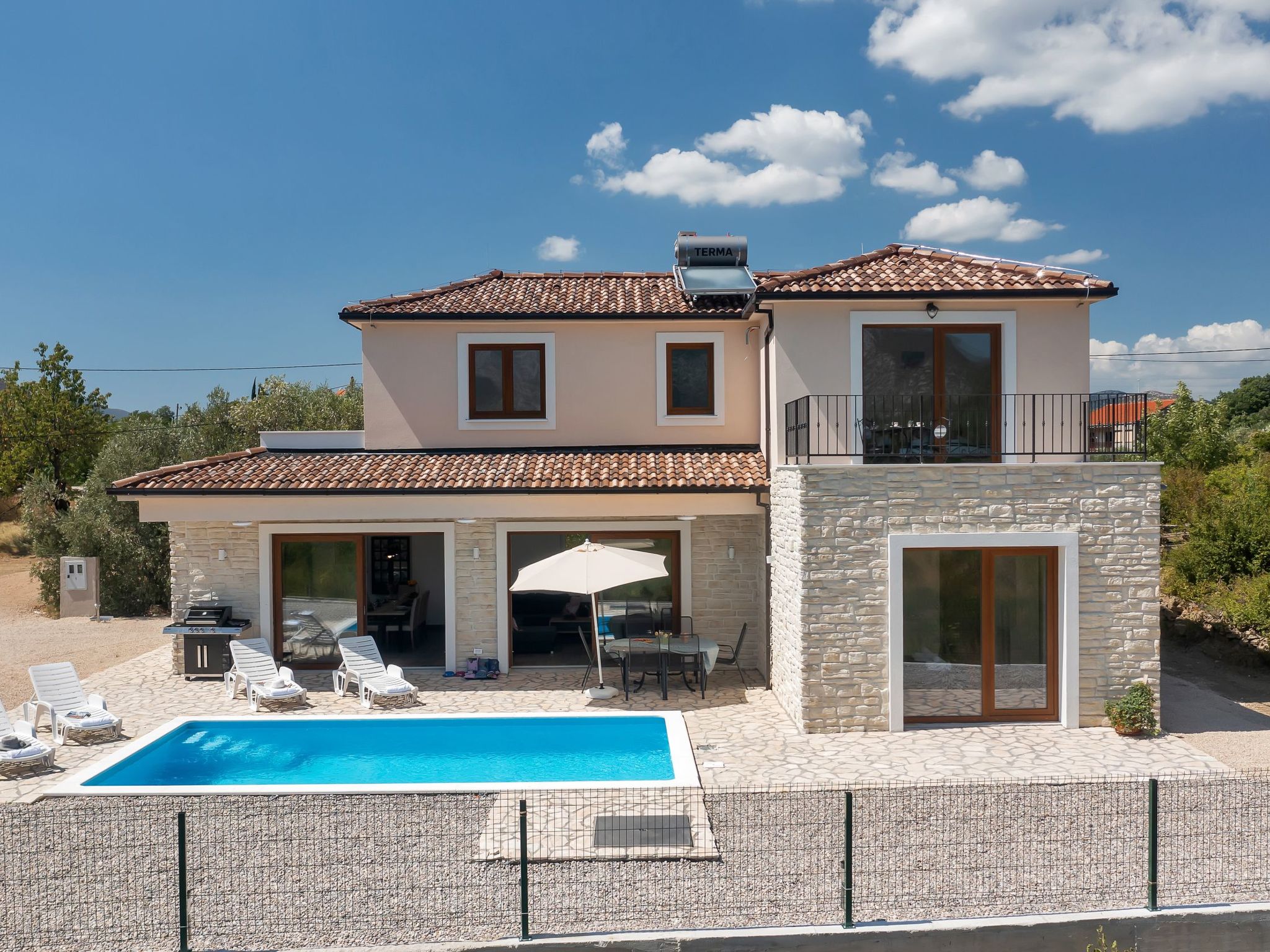 Alleinstehende Villa Slime mit Pool und Garten-Binnen