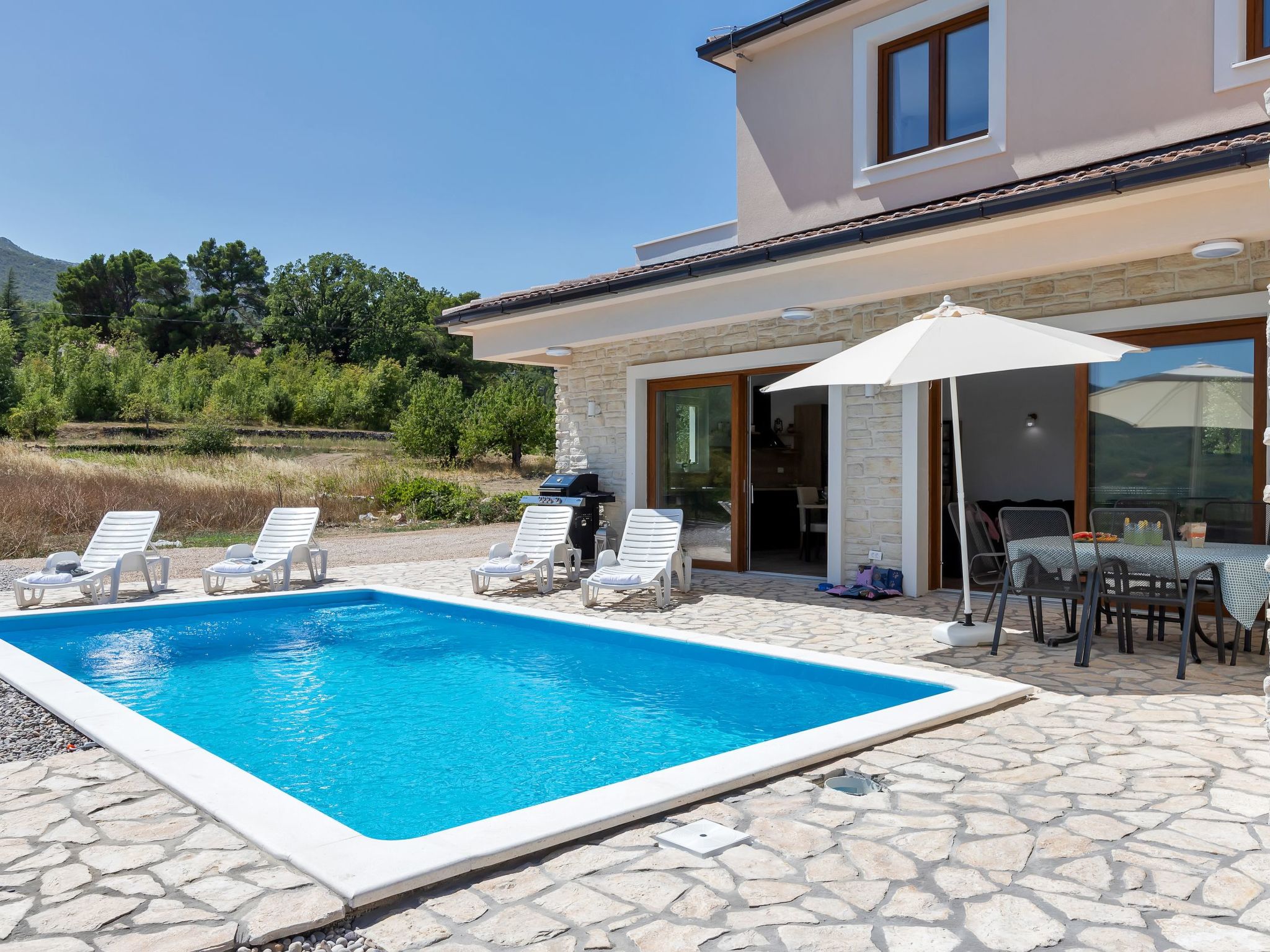 Alleinstehende Villa Slime mit Pool und Garten-Binnen