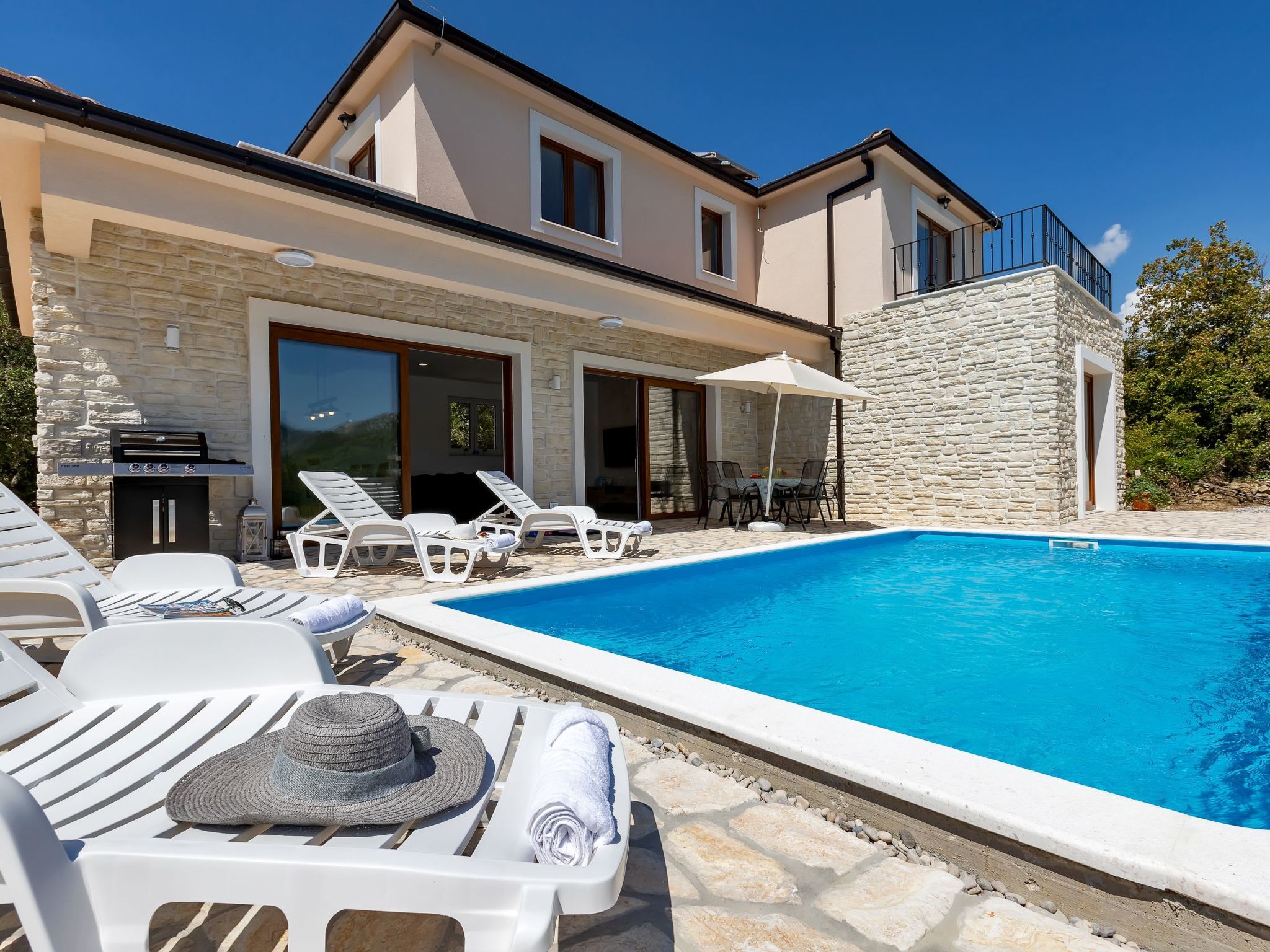 Alleinstehende Villa Slime mit Pool und Garten-Binnen