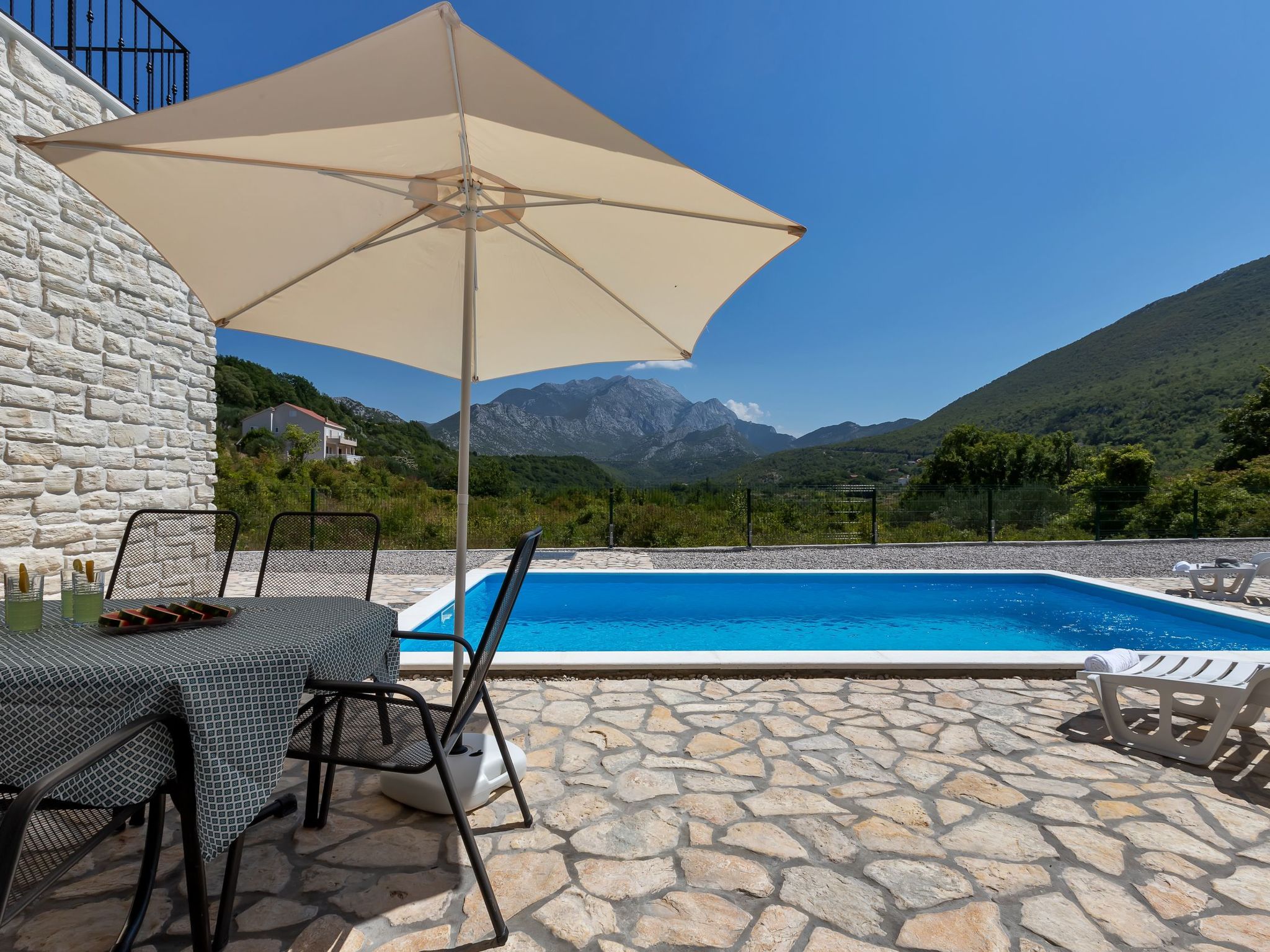 Alleinstehende Villa Slime mit Pool und Garten-Binnen