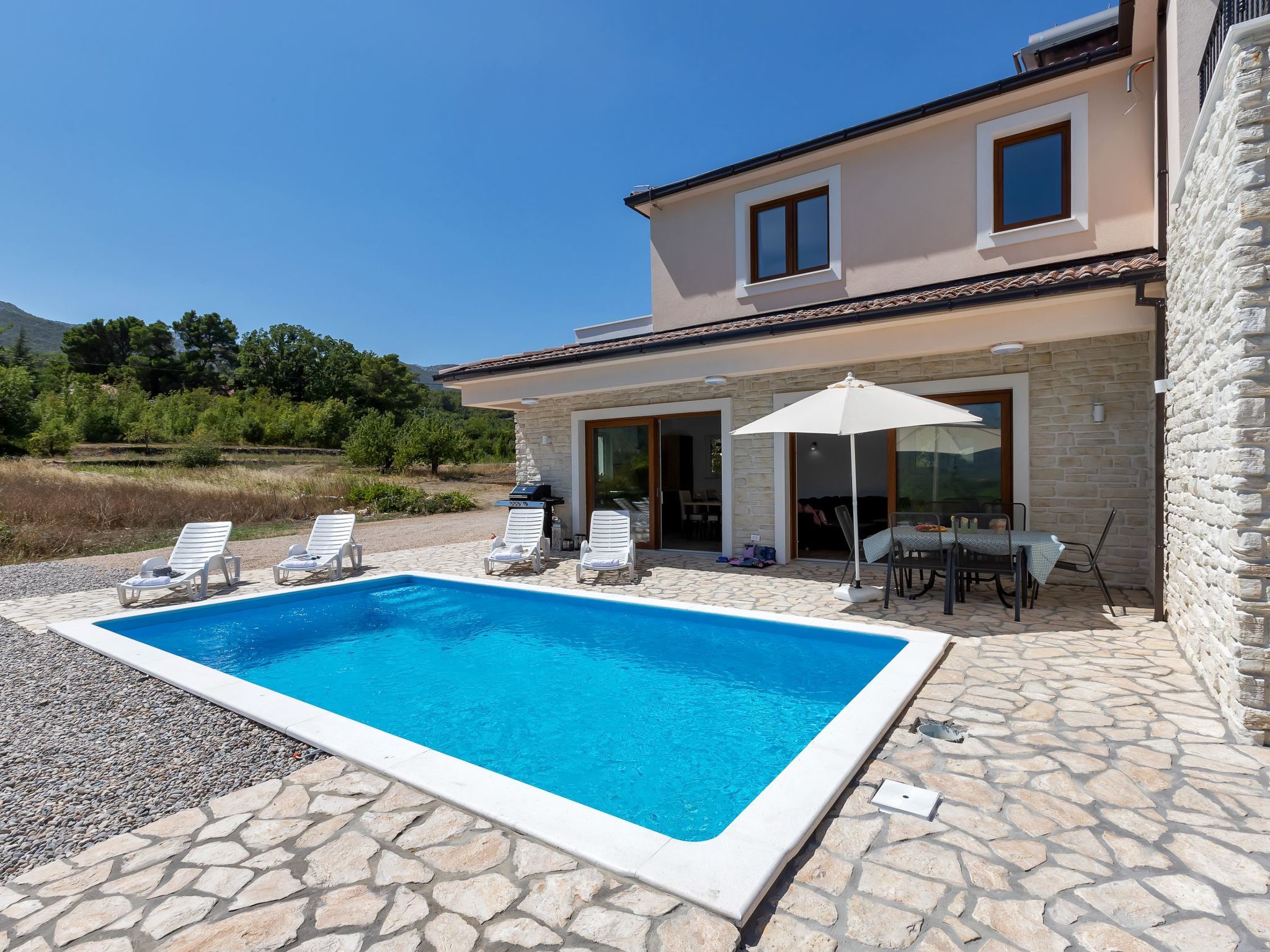 Alleinstehende Villa Slime mit Pool und Garten-Binnen