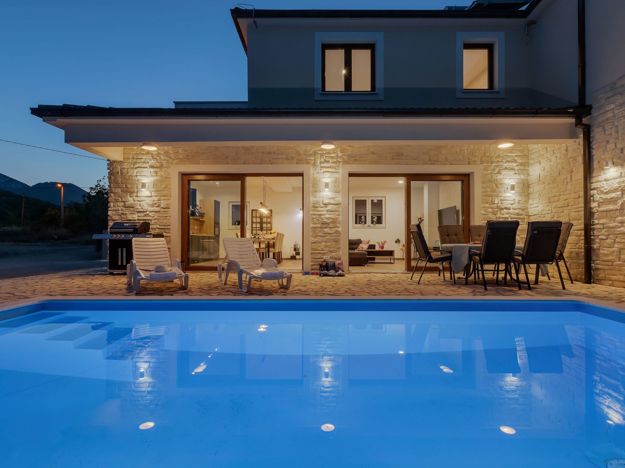 Alleinstehende Villa Slime mit Pool und Garten