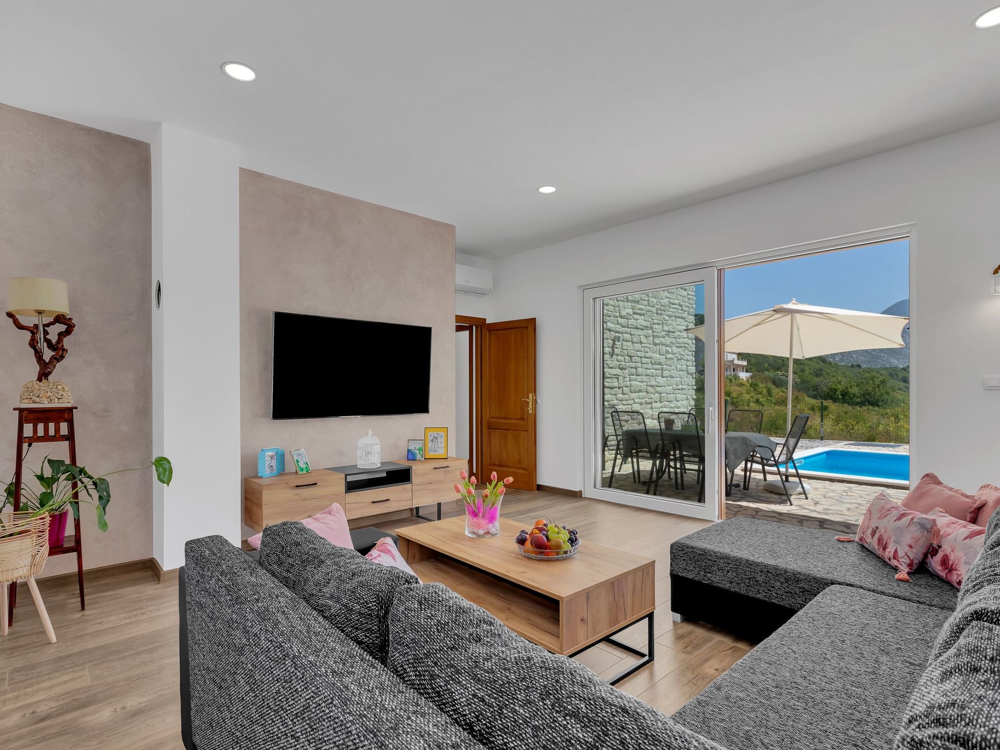 Alleinstehende Villa Slime mit Pool und Garten-Binnen