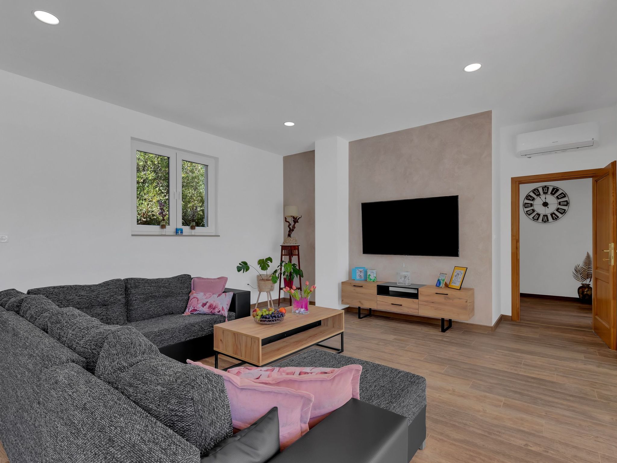 Alleinstehende Villa Slime mit Pool und Garten-Binnen