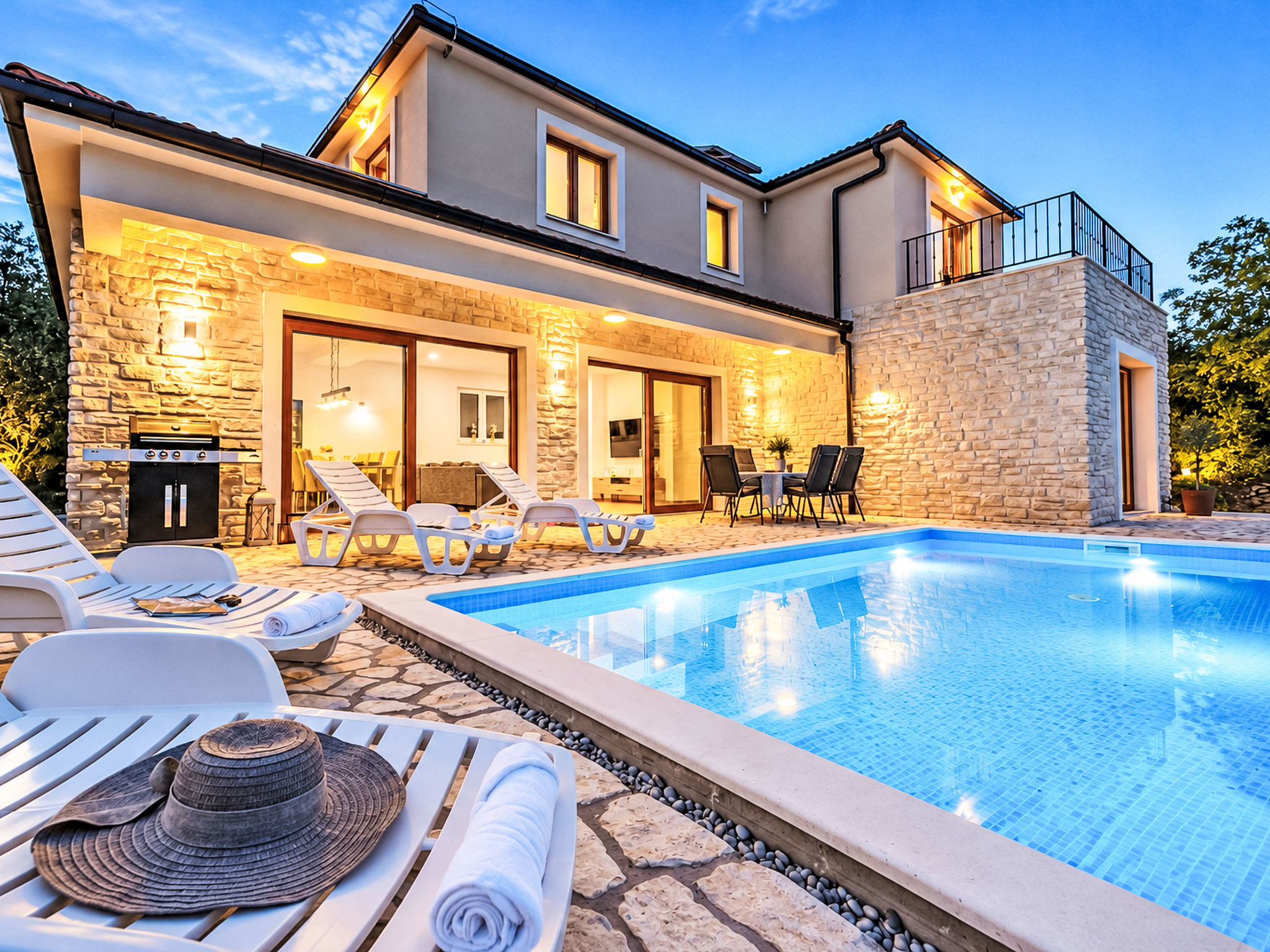 Alleinstehende Villa Slime mit Pool und Garten