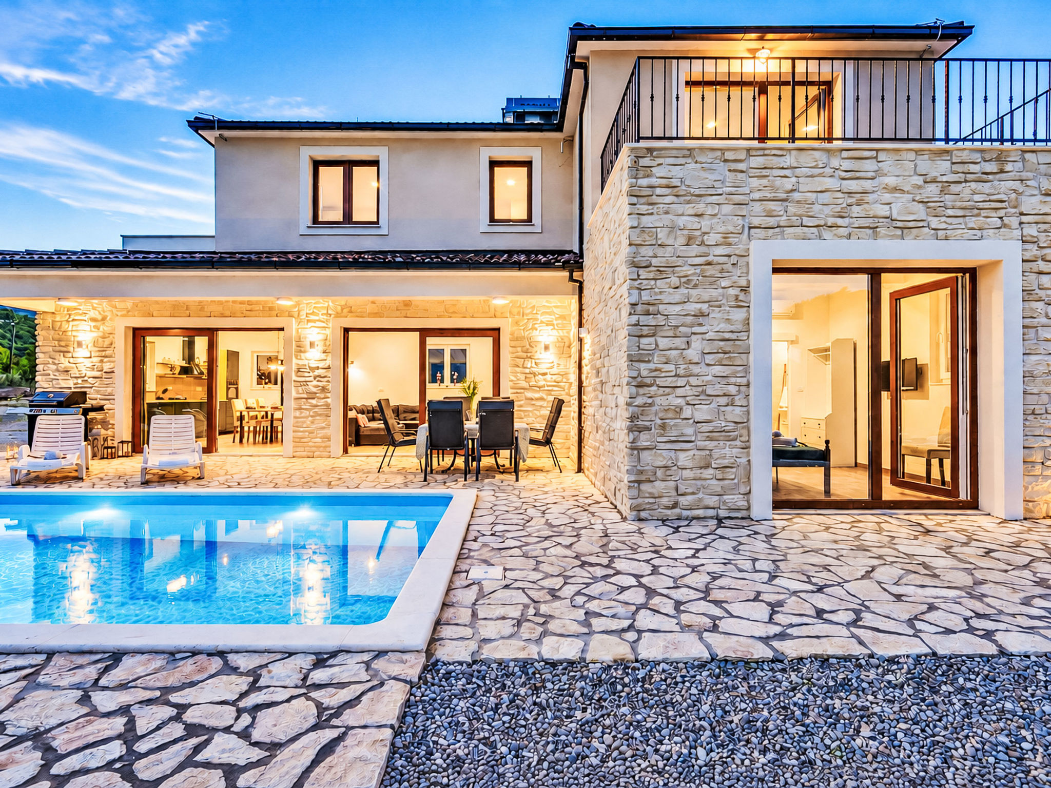 Alleinstehende Villa Slime mit Pool und Garten