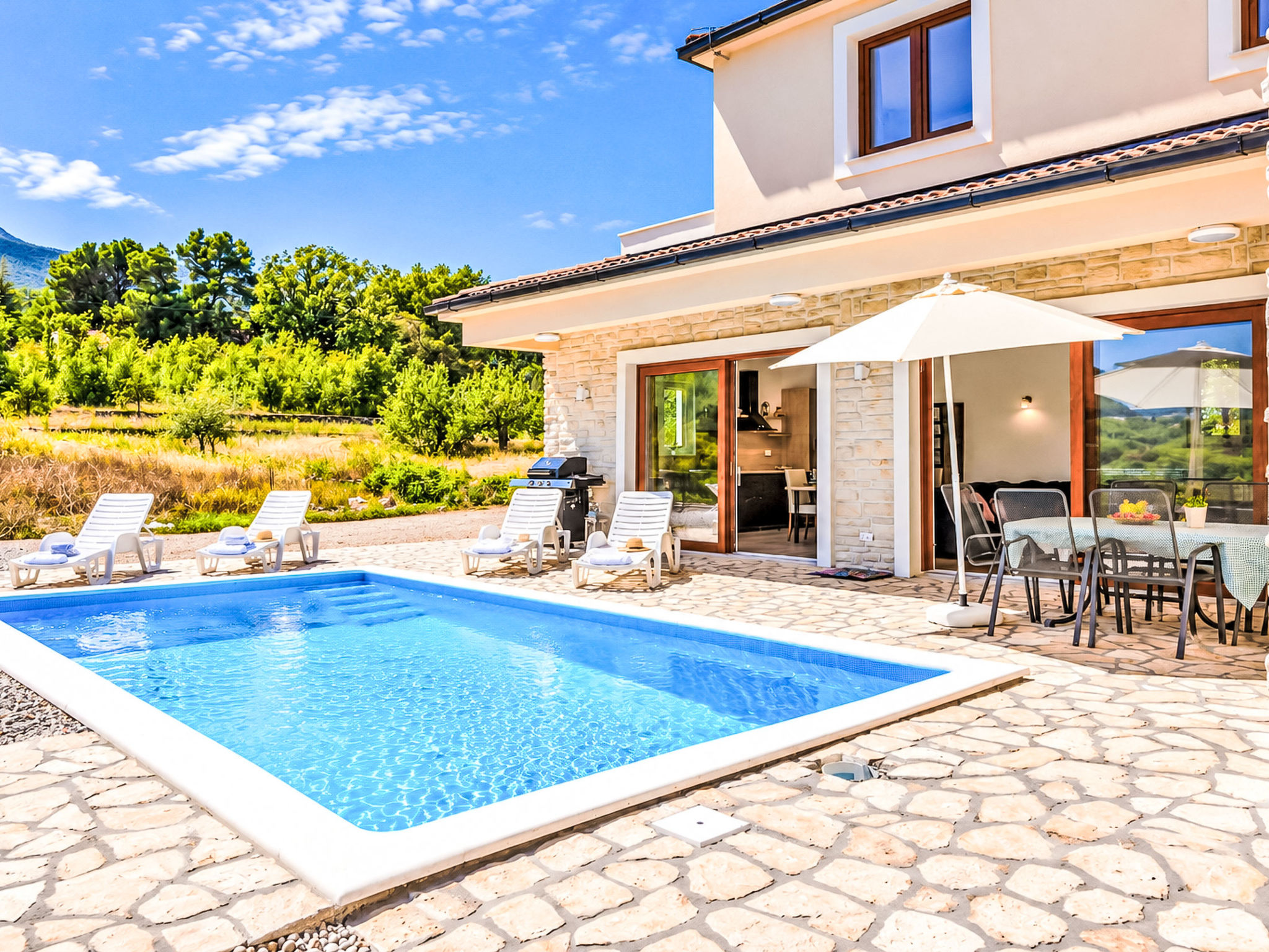 Alleinstehende Villa Slime mit Pool und Garten - Buiten