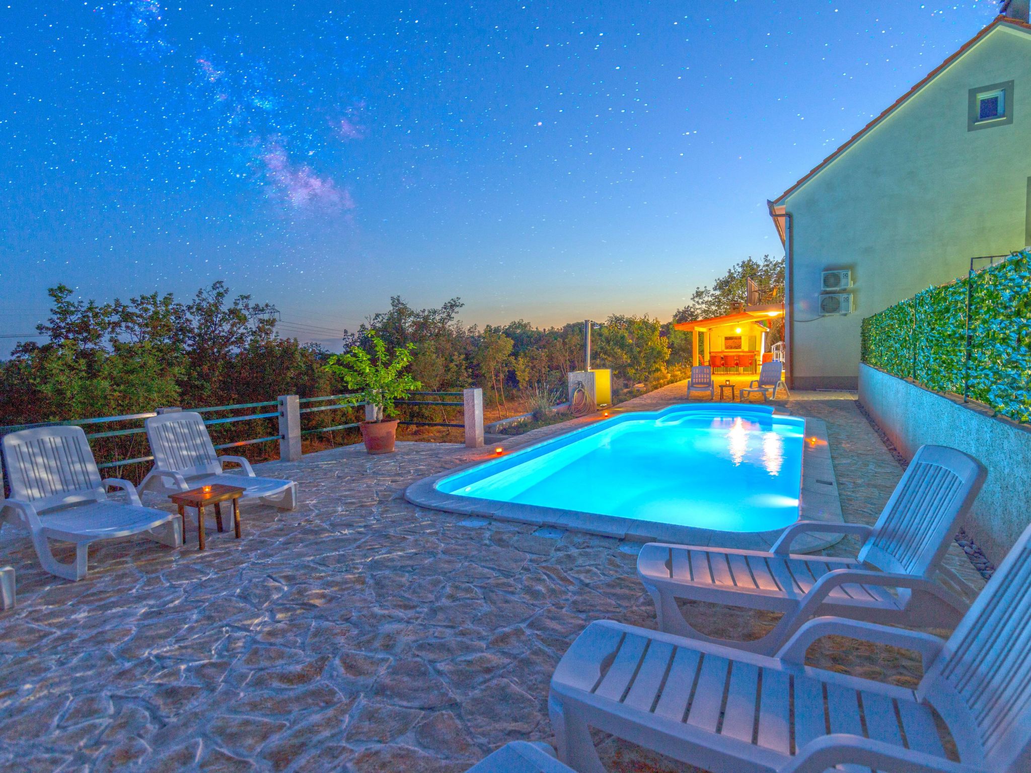 In Opanci mit beheiztem Pool, Parkplatz