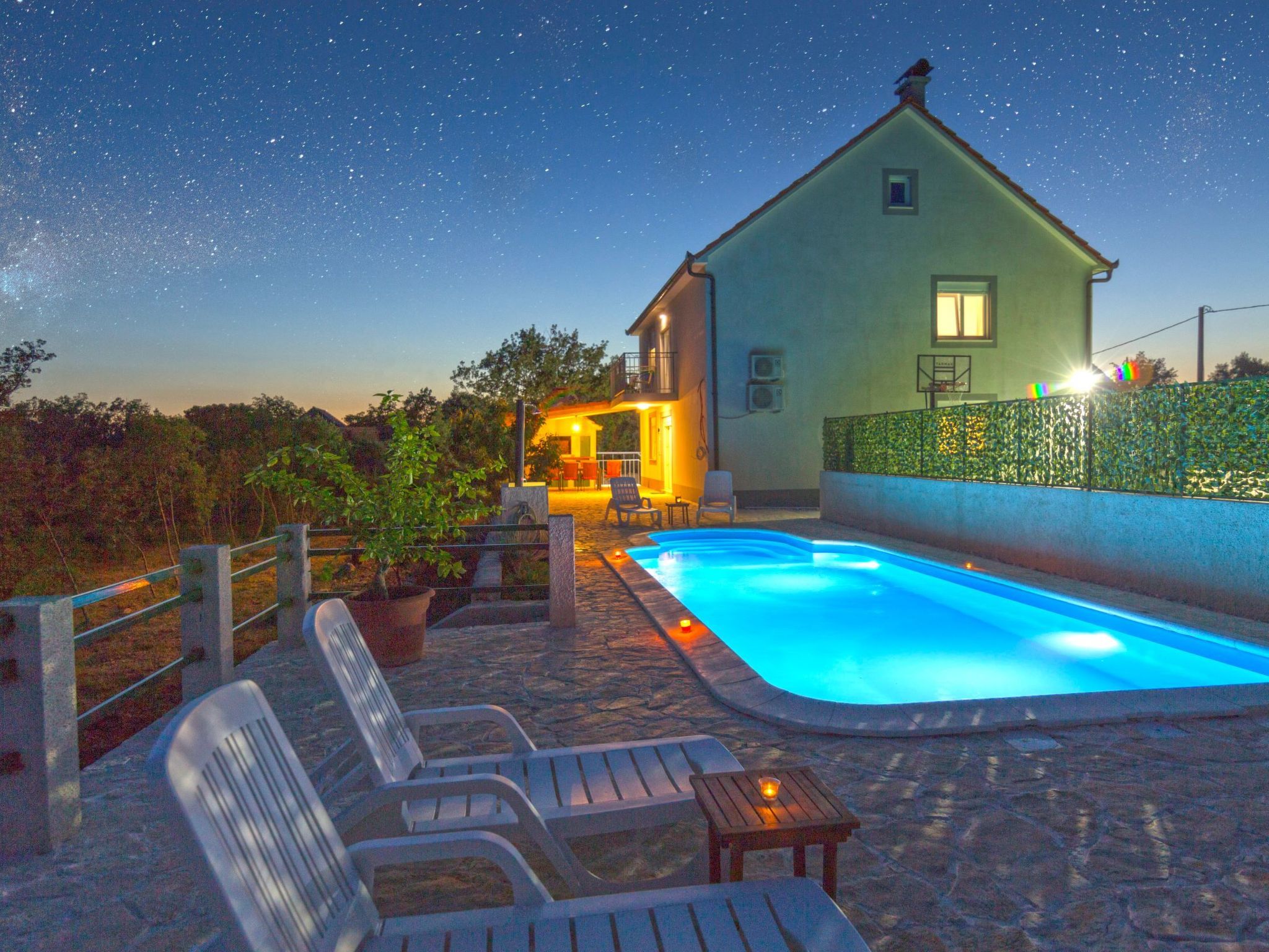 In Opanci mit beheiztem Pool, Parkplatz-Inside