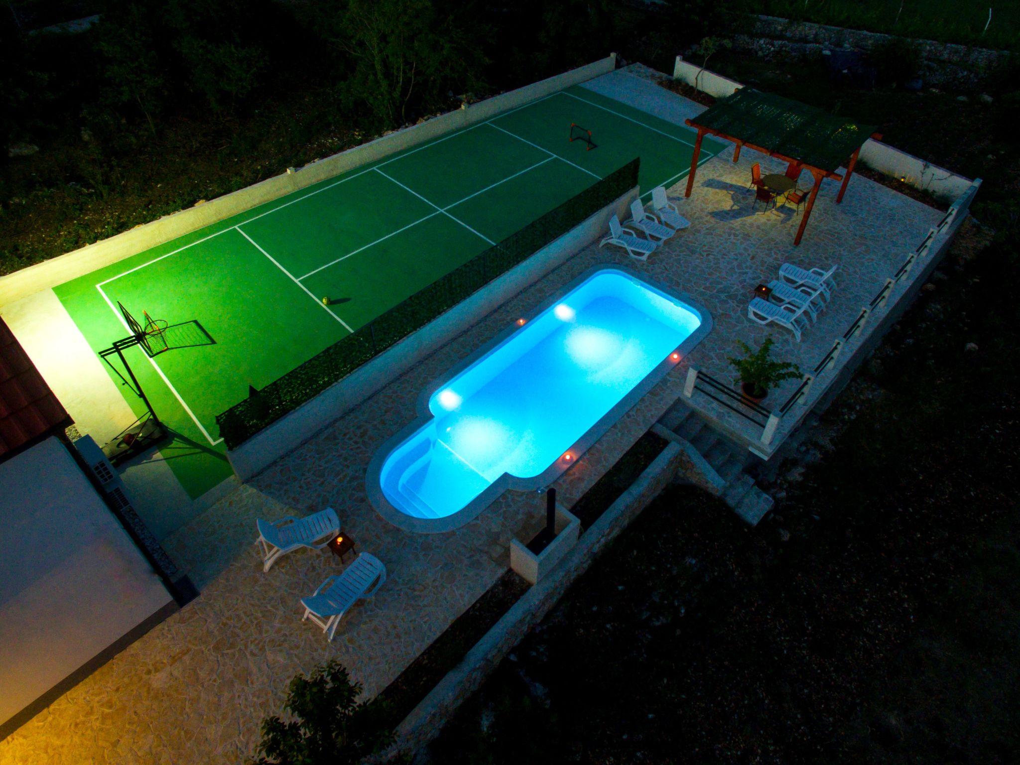 In Opanci mit beheiztem Pool, Parkplatz-Inside